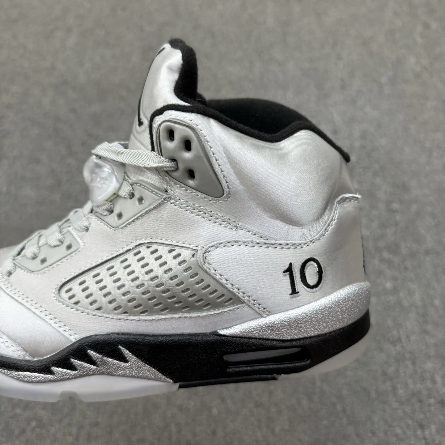 Air Jordan 5 High | Wings Medium Grey and Metallic Silver | IO2038-001
