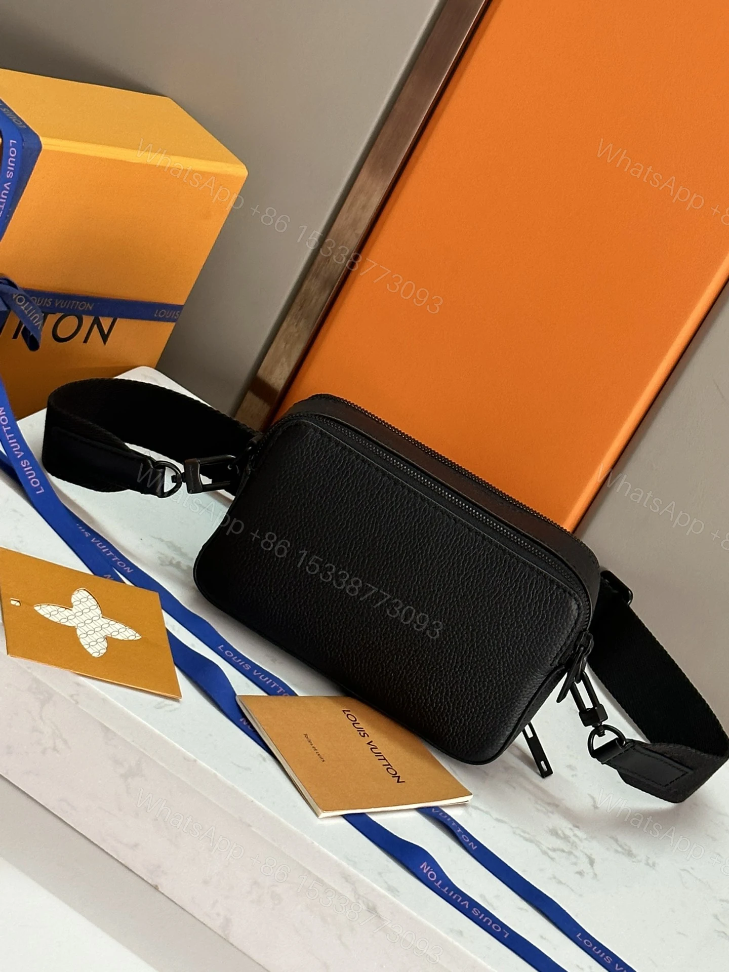 LV 原單小斜背包 黑色荔枝紋牛皮男用胸包 輕巧有型百搭單品 — view 1