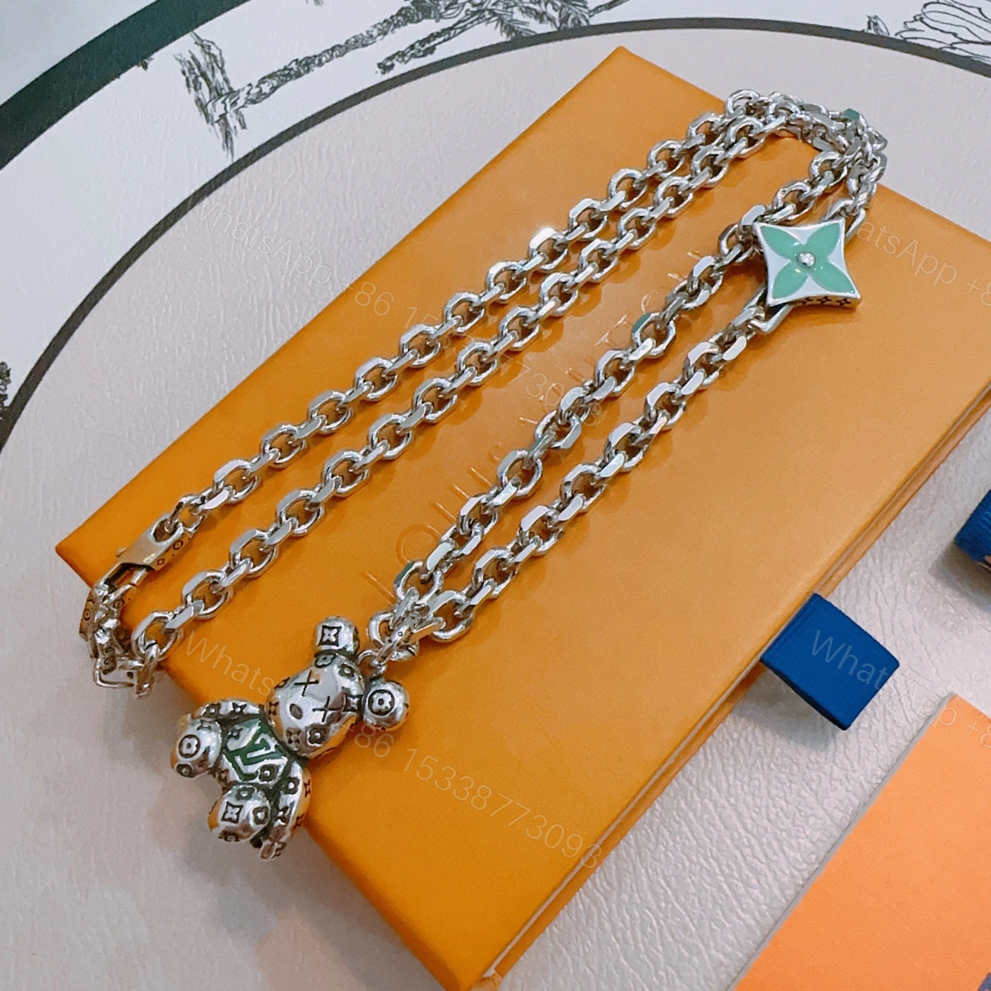 LV 精品仿製玩偶熊綠色星星項鍊 鏈節銀質款 — view 1