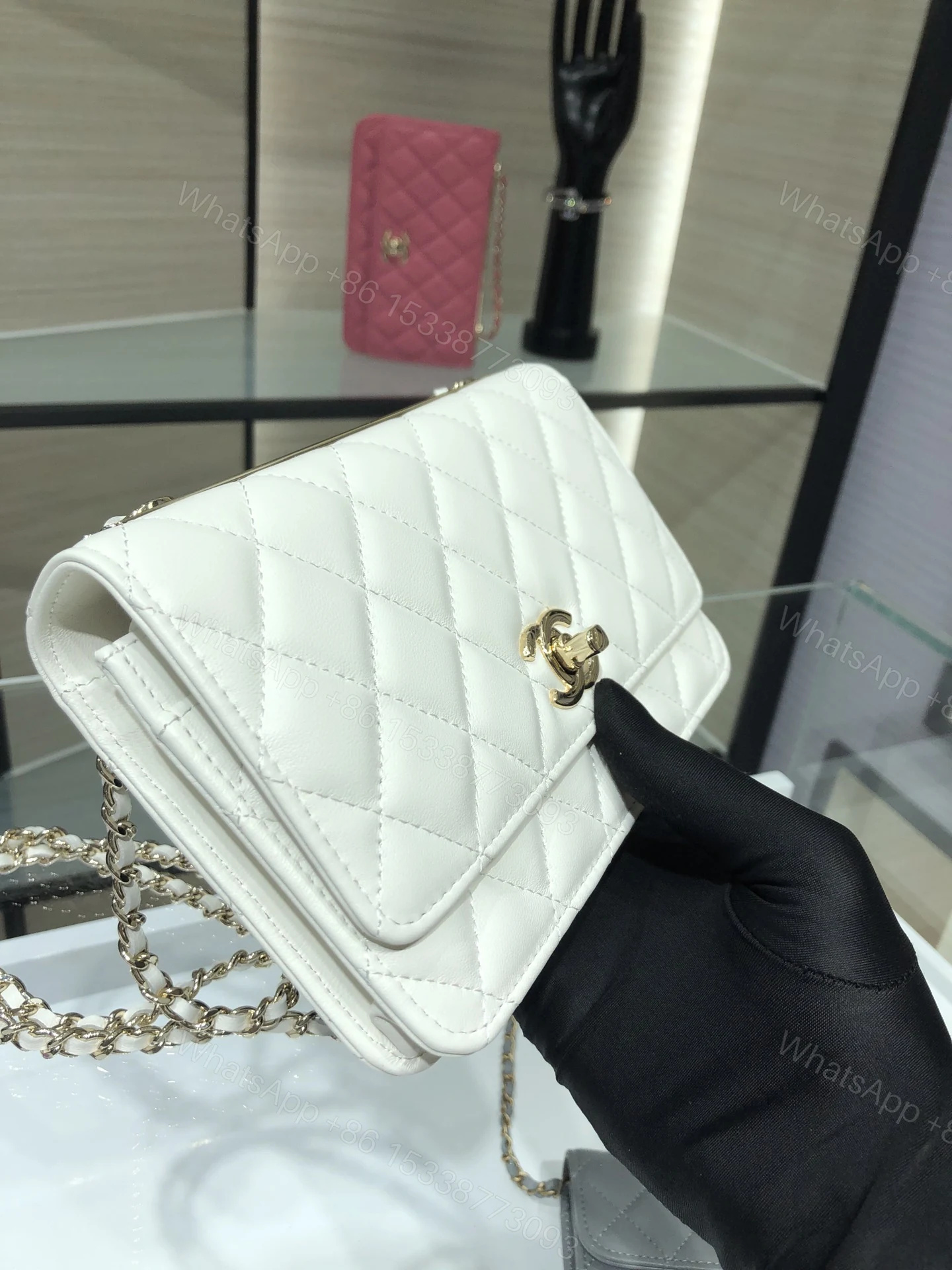 Chanel 一比一白色菱格鏈條包 黑色五金點綴 — view 1