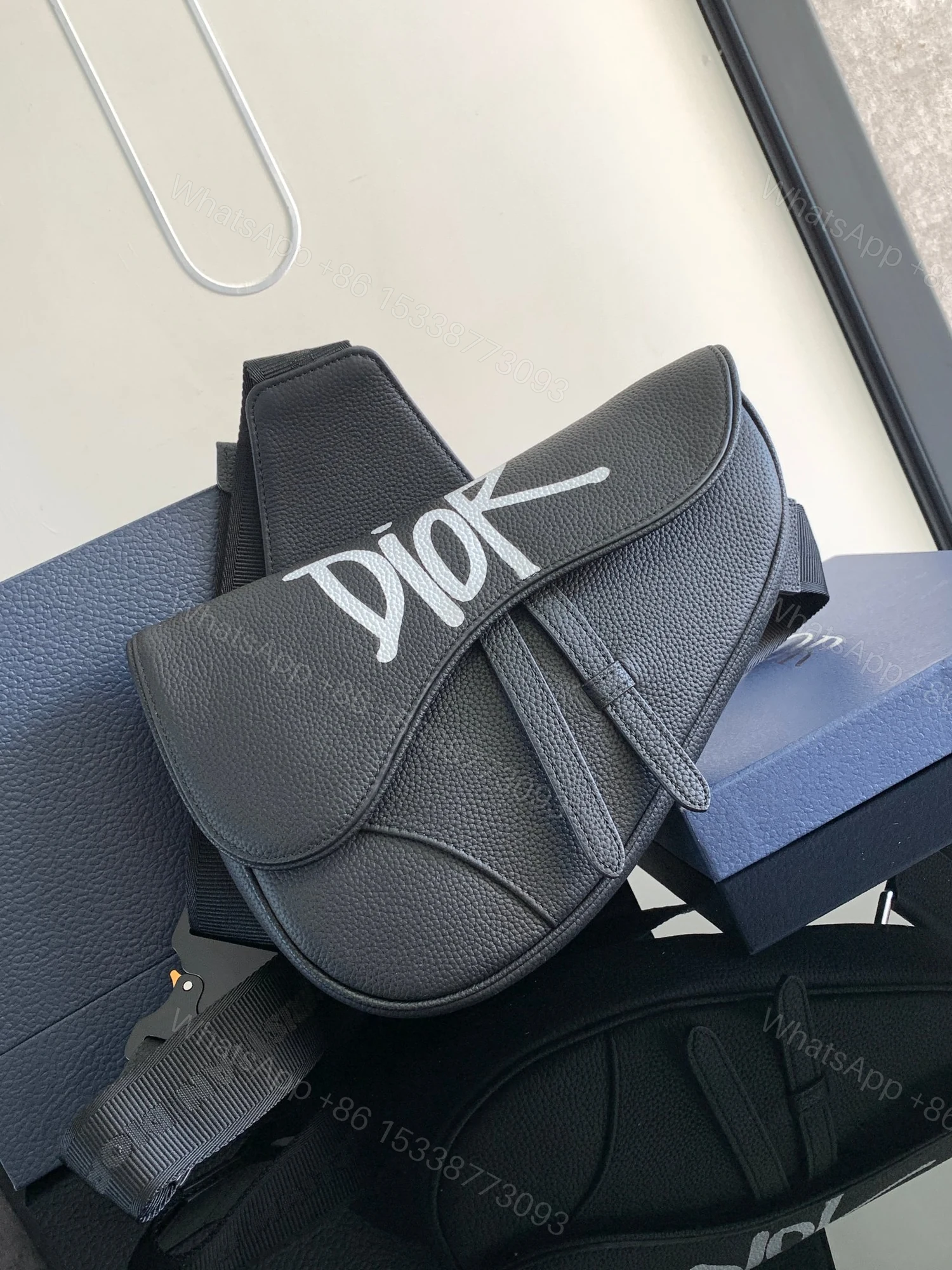 Dior精品仿製男款字體馬鞍包 潮流街頭塗鴉感設計款 — view 1