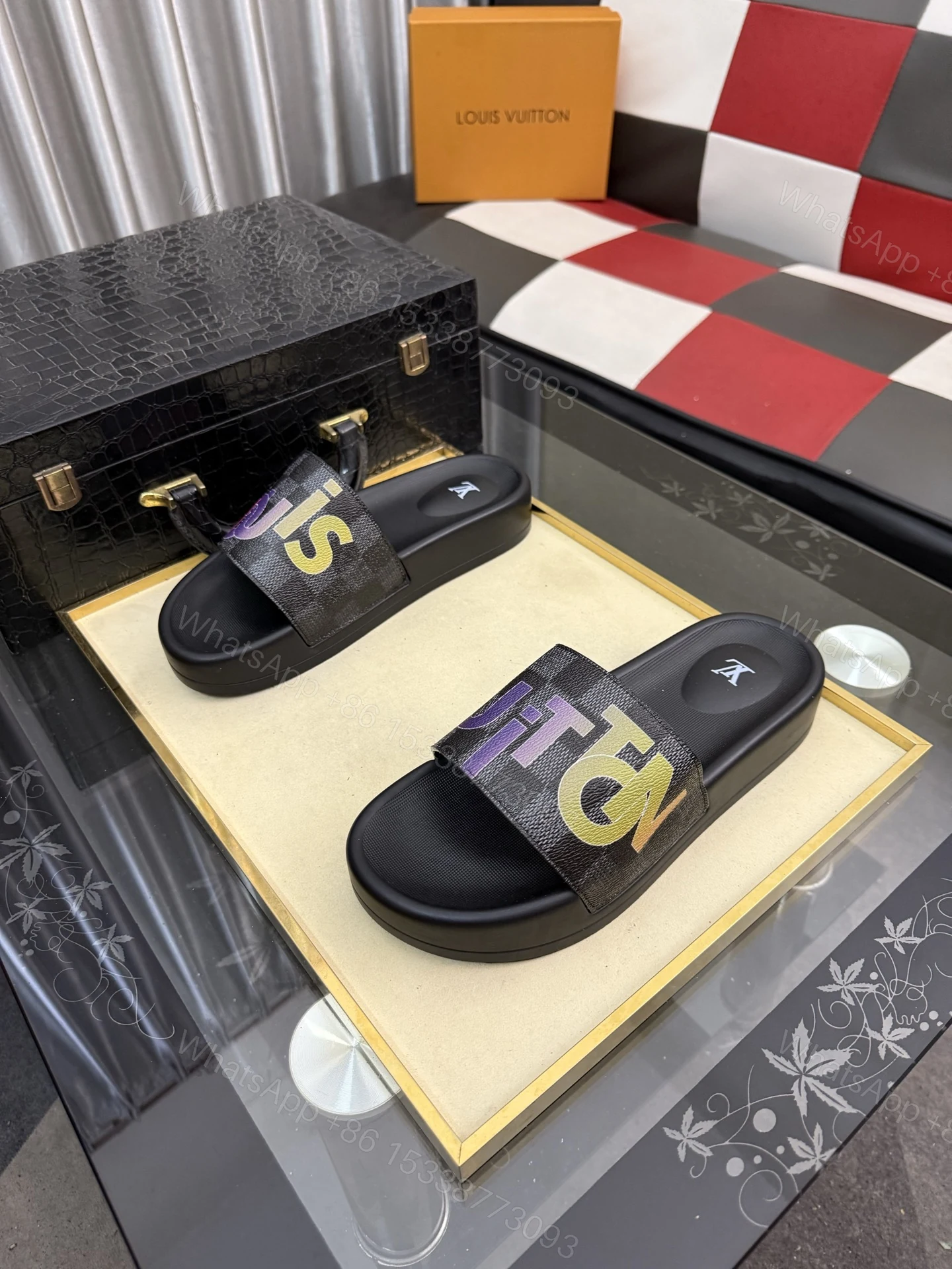 LV A貨 男款拖鞋 字母拼接設計 潮流休閒款 — view 1