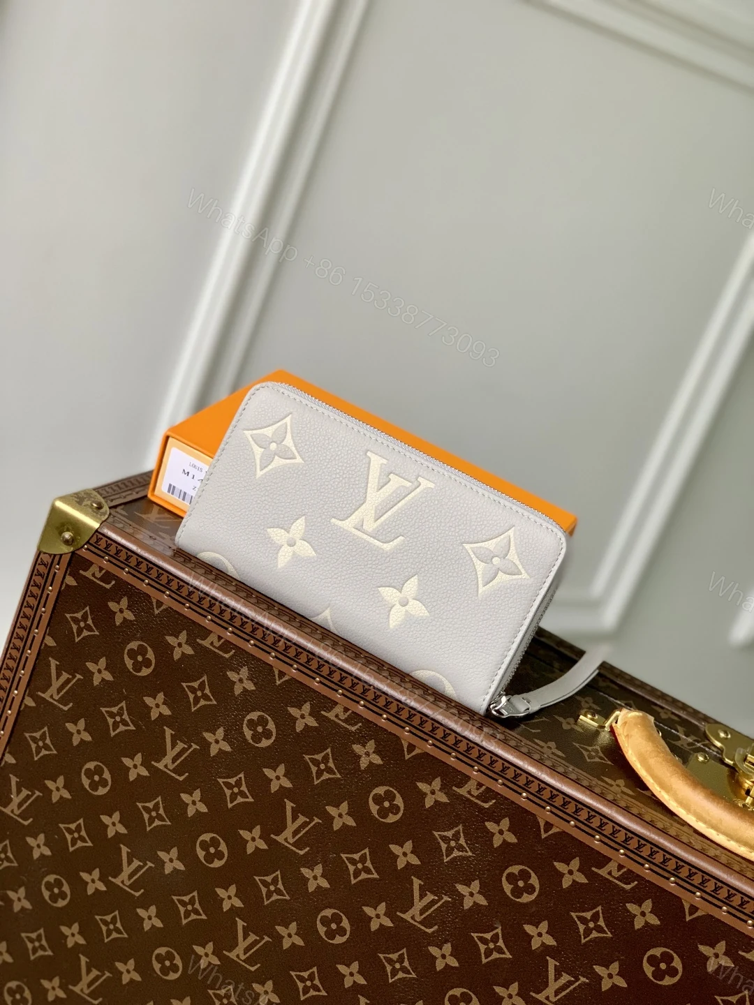 LV 高仿 Monogram 壓紋拉鍊長夾 奶油白大Logo女用皮夾 — view 1