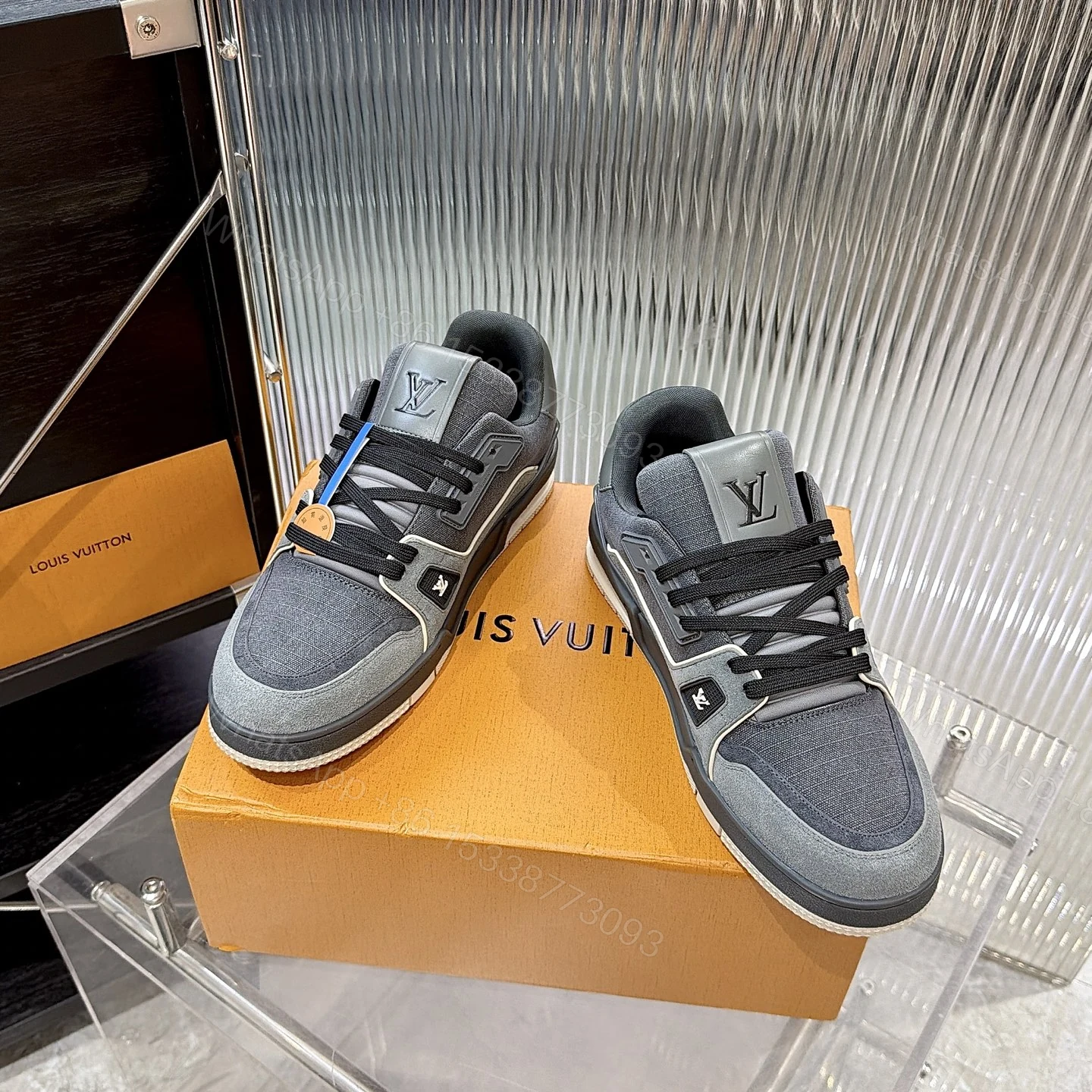 LV 原單 Trainer 灰黑拼接麂皮休閒運動鞋 — view 1