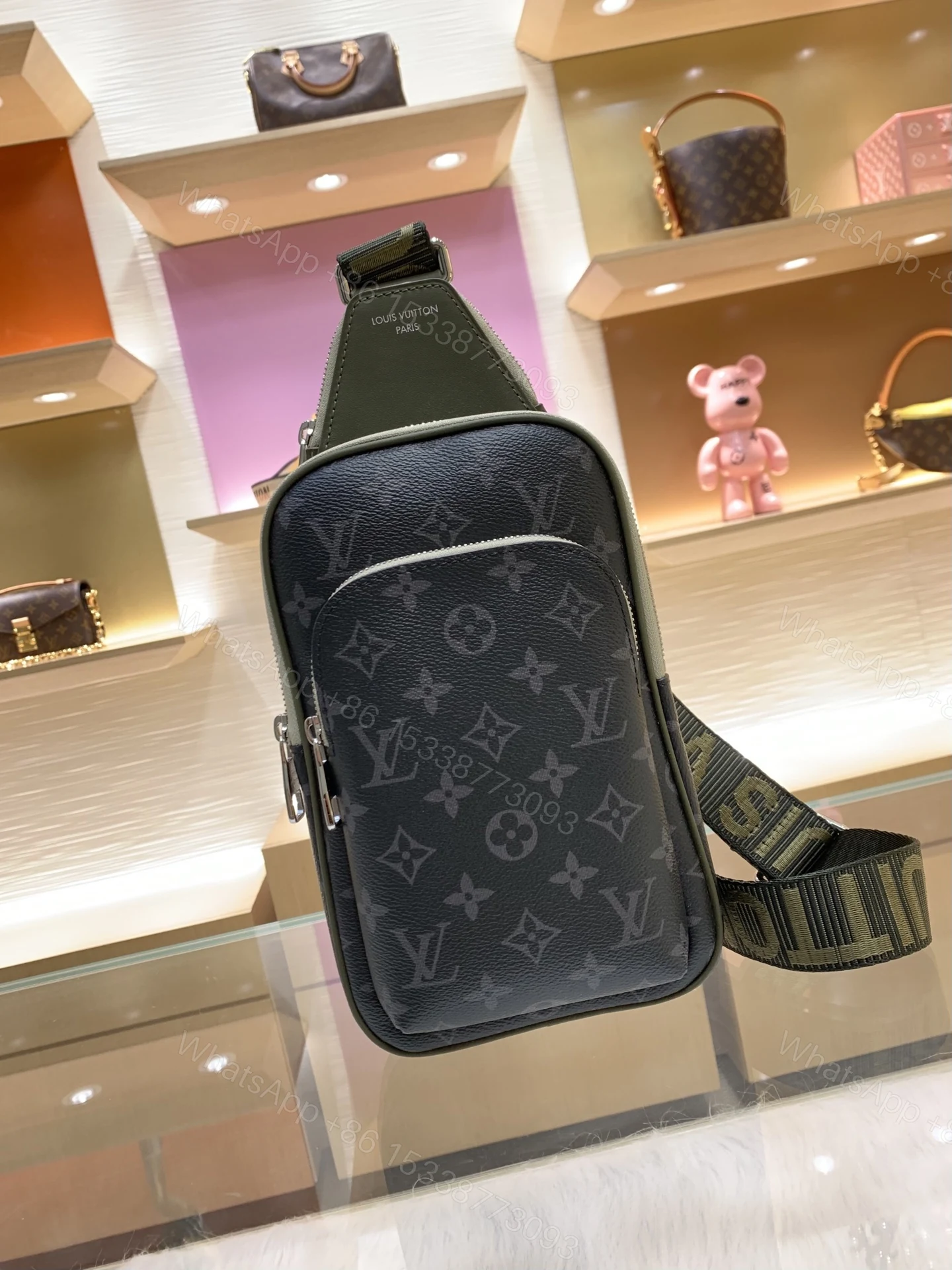 LV 原單 黑綠拼色胸包 單肩斜挎運動包 — view 1