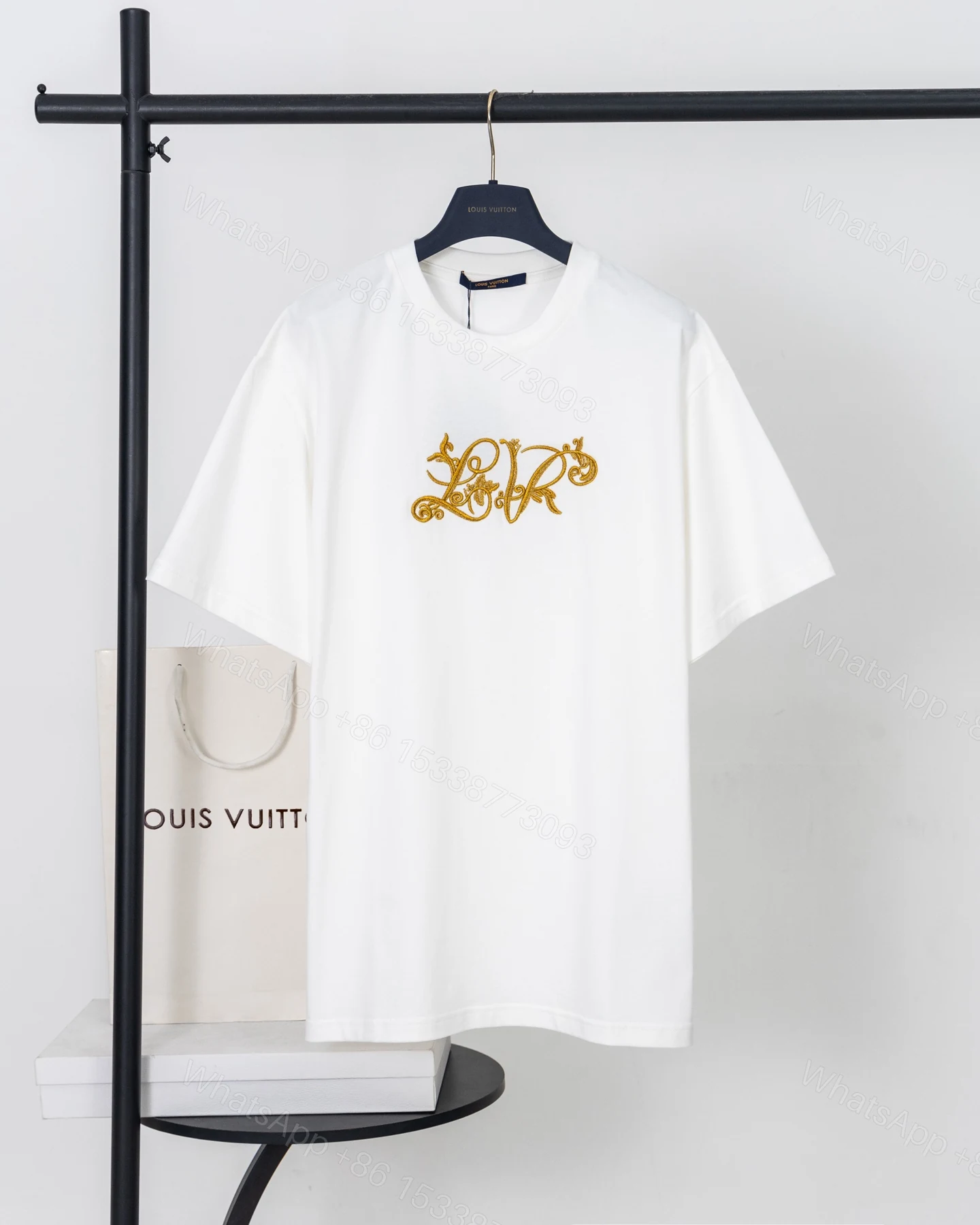 LV 一比一男款金線刺繡Logo短袖T恤 精品休閒款 — view 1
