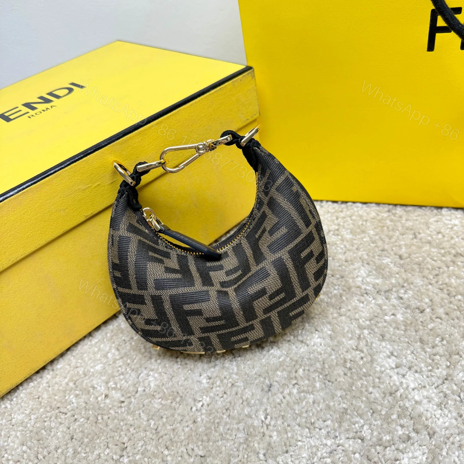 Fendi 原單 Graphy FF老花迷你半月手提包經典復古款 — view 1