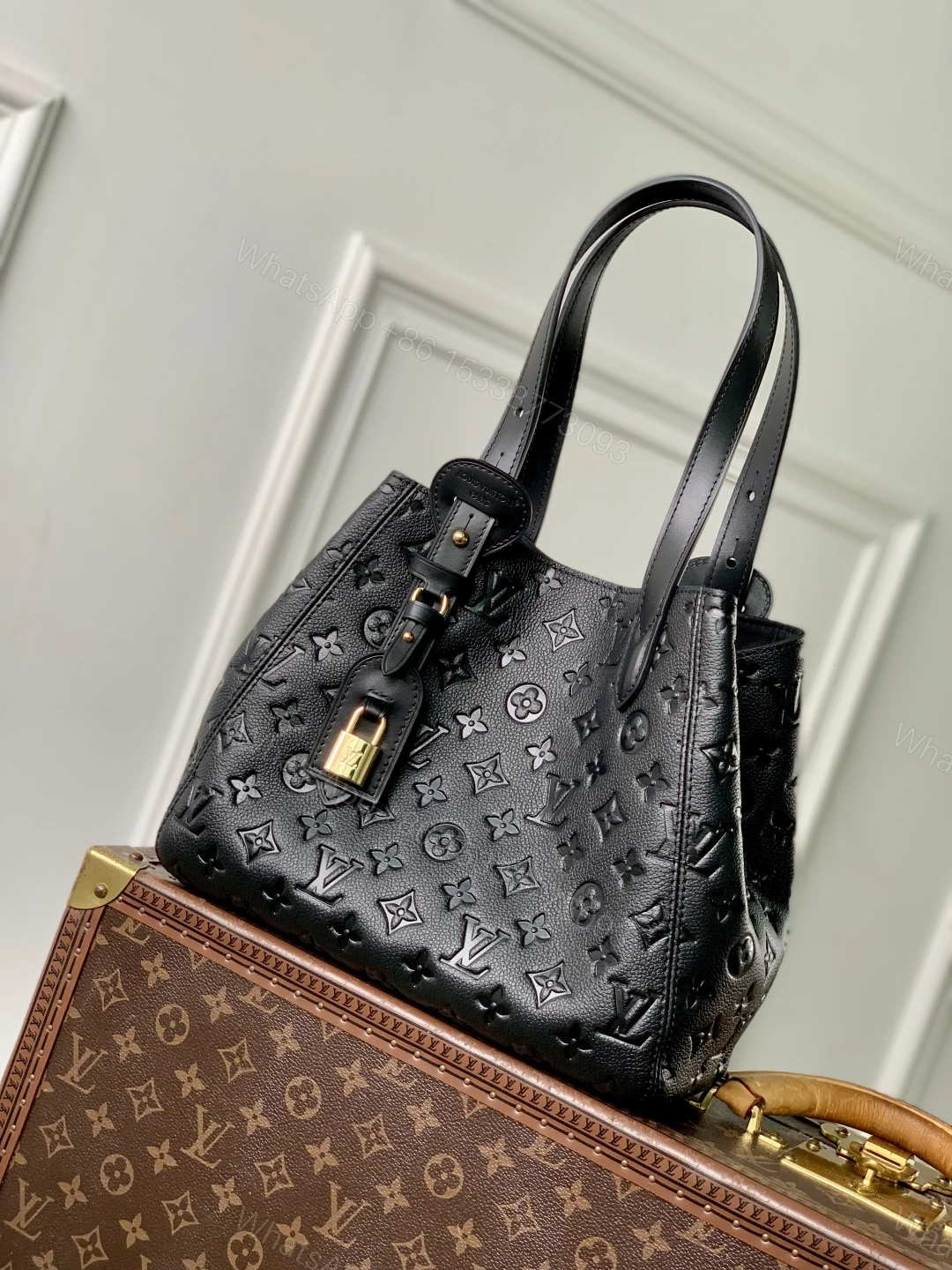 LV一比一黑色壓花鎖扣水桶包 精品立體質感款 — view 1