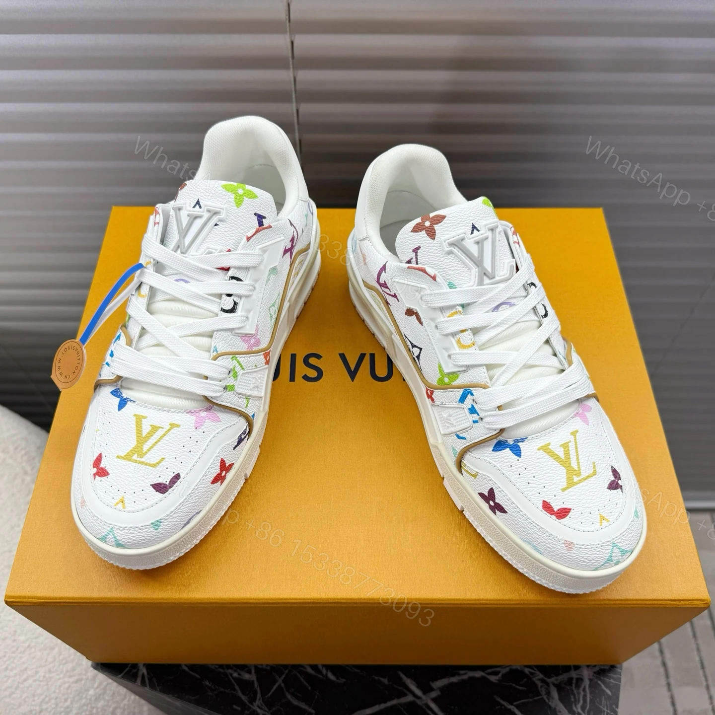 LV 高仿運動鞋 多色印花設計 白色基底 潮流百搭時尚鞋款 — view 1
