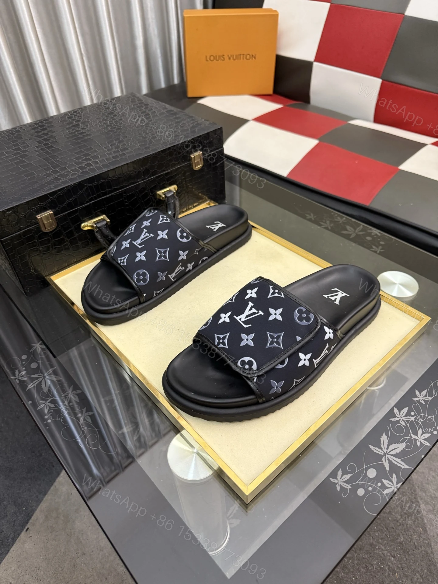 LV 復刻拖鞋 男士滿版黑色老花設計 經典防滑舒適一字拖 — view 1
