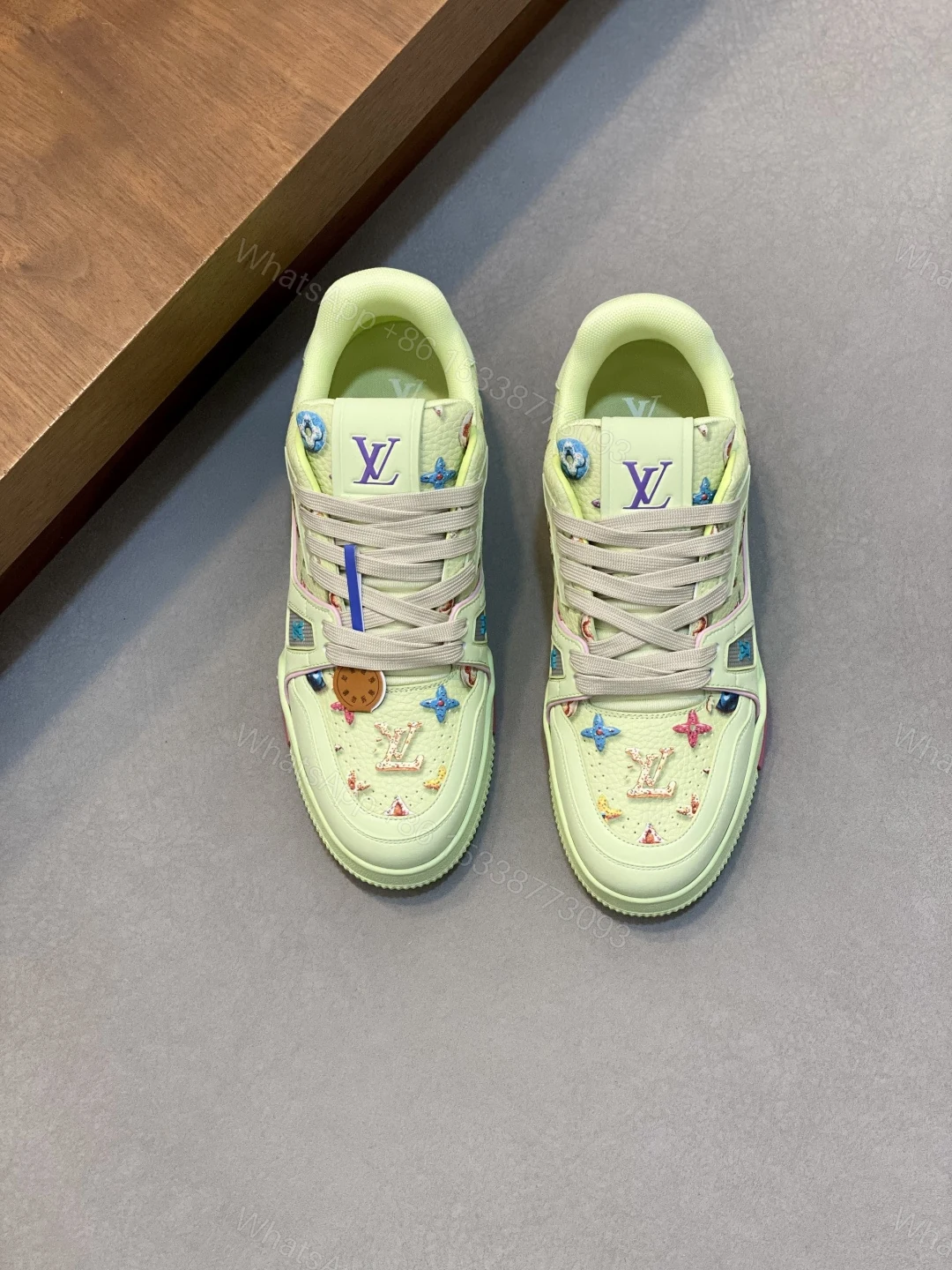 LV 原單 男款 Trainer 淺黃綠滿印刺繡鞋 活力色系精品運動鞋 — view 1