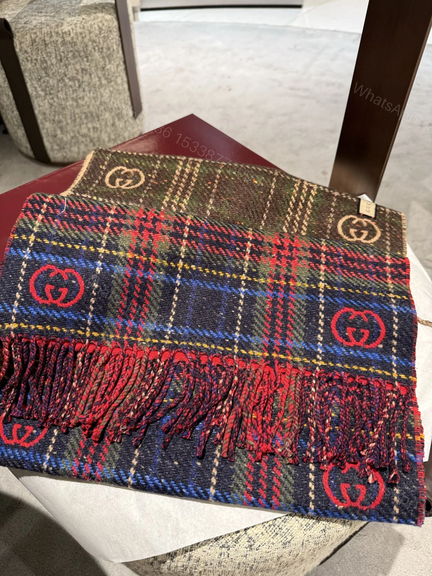 Gucci 精品仿製紅藍蘇格蘭格紋圍巾 女款厚磅毛呢設計暖感升級 — view 1