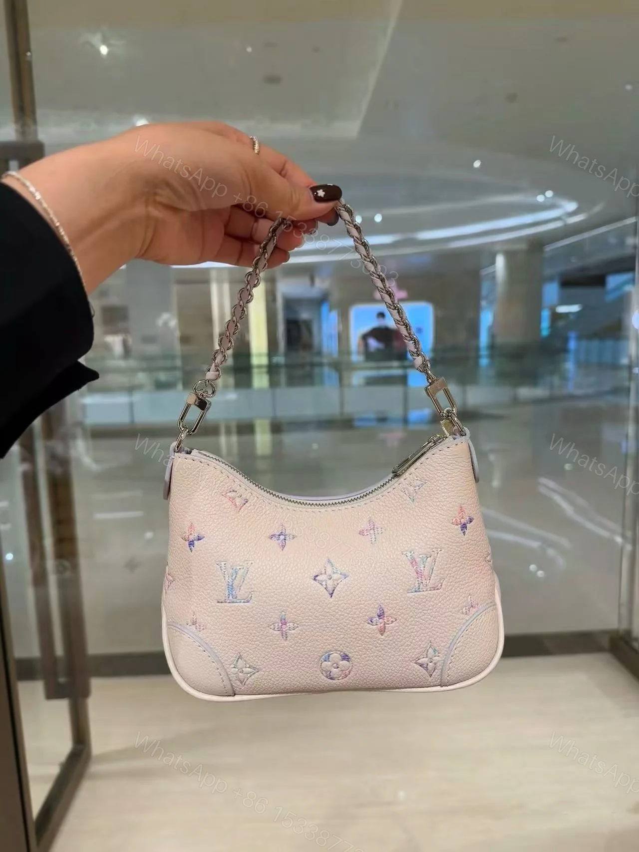LV 原單 Monogram 迷你肩背包 米白鏈條腋下包 — view 1