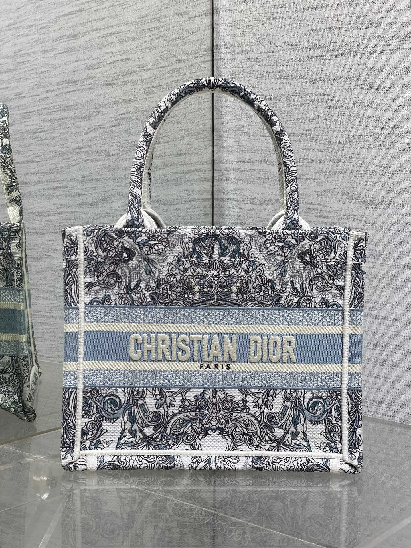 Dior 原單Book Tote小號包 藍白古典圖騰刺繡 高級感通勤款 — view 1