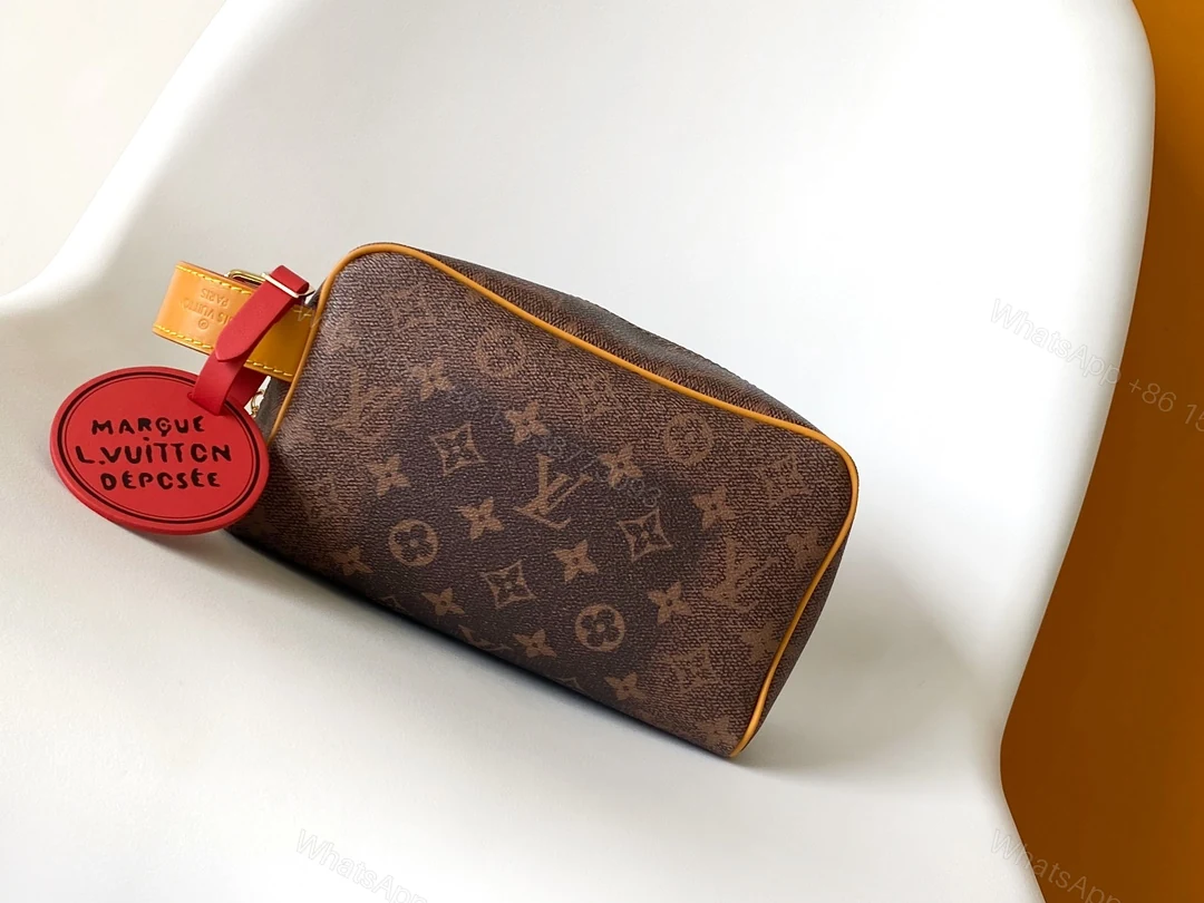 LV A貨經典Monogram化妝包 滾邊設計 附紅色識別吊飾輕巧便攜款 — view 1