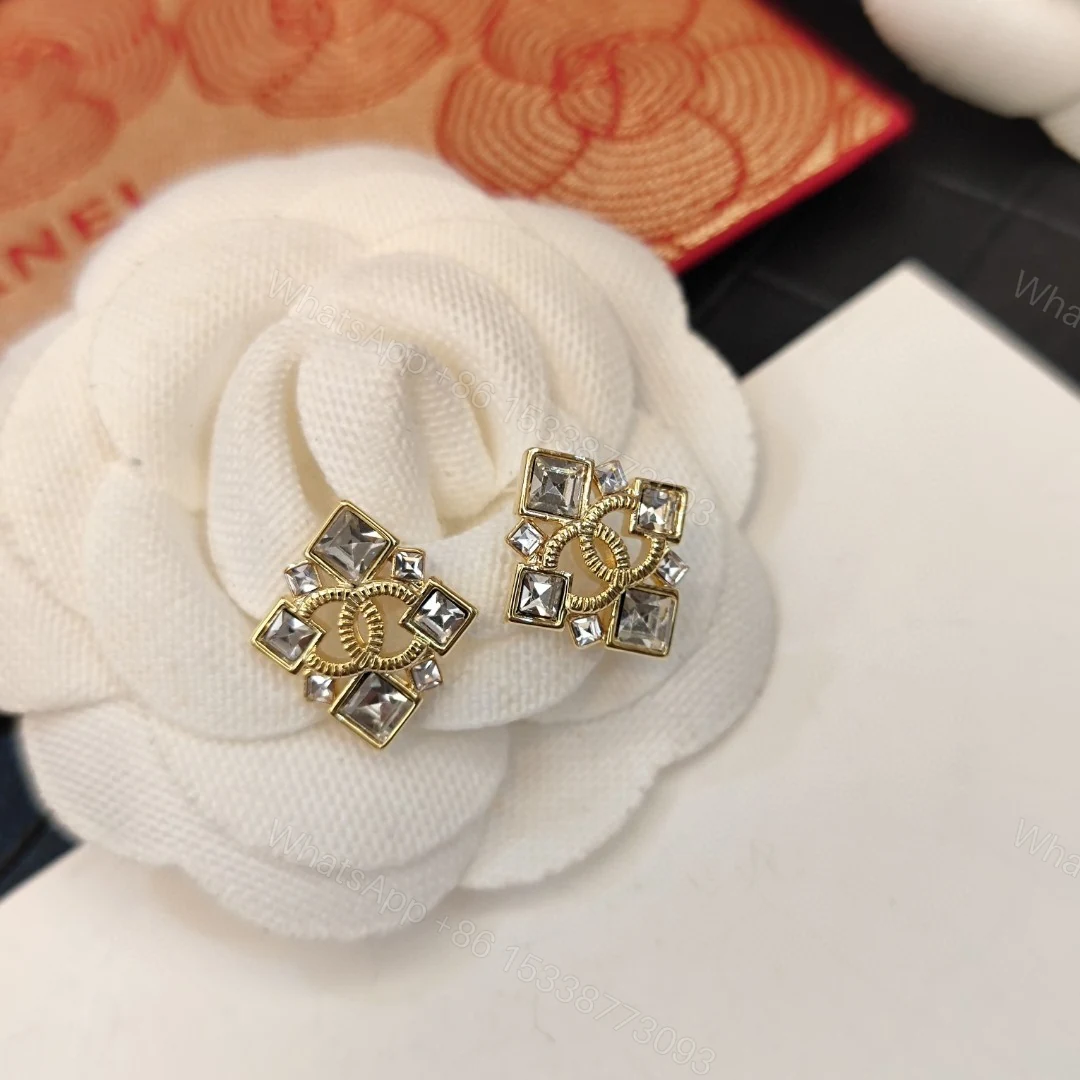 CHANEL A貨方鑽四葉花耳環|金屬雙C中心點綴亮鑽耳飾 — view 1