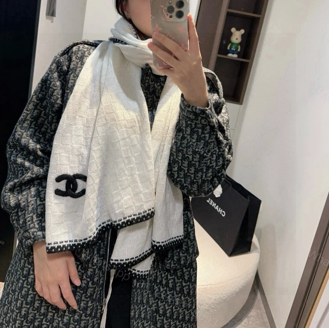 Chanel精品仿製圍巾 女款奶油白格紋邊飾設計 羊毛觸感保暖 — view 1