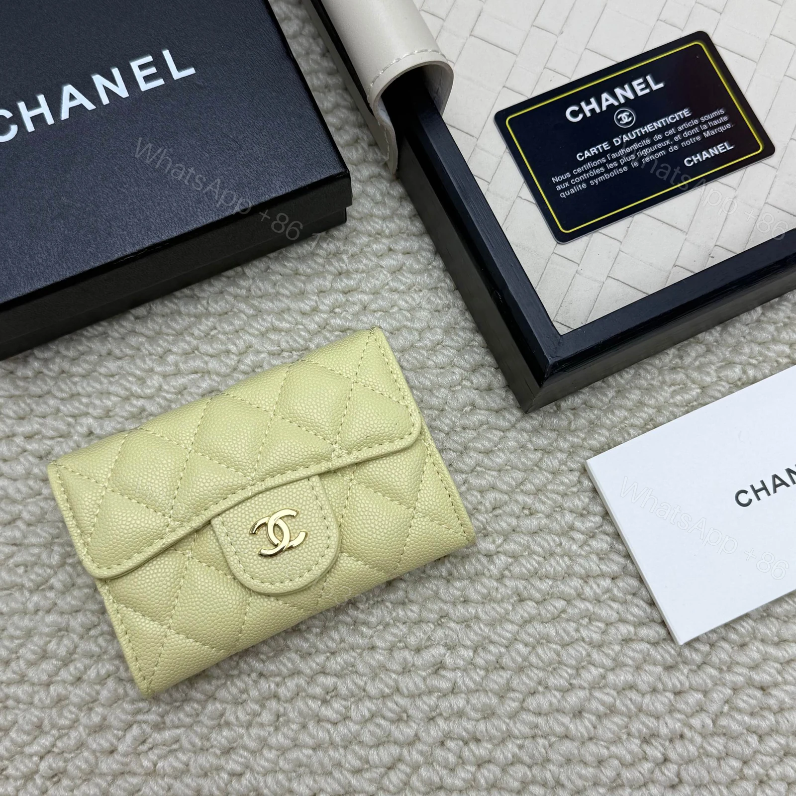 Chanel高仿奶油黃短夾 明亮柔和色系設計 女生必備百搭皮夾 — view 1