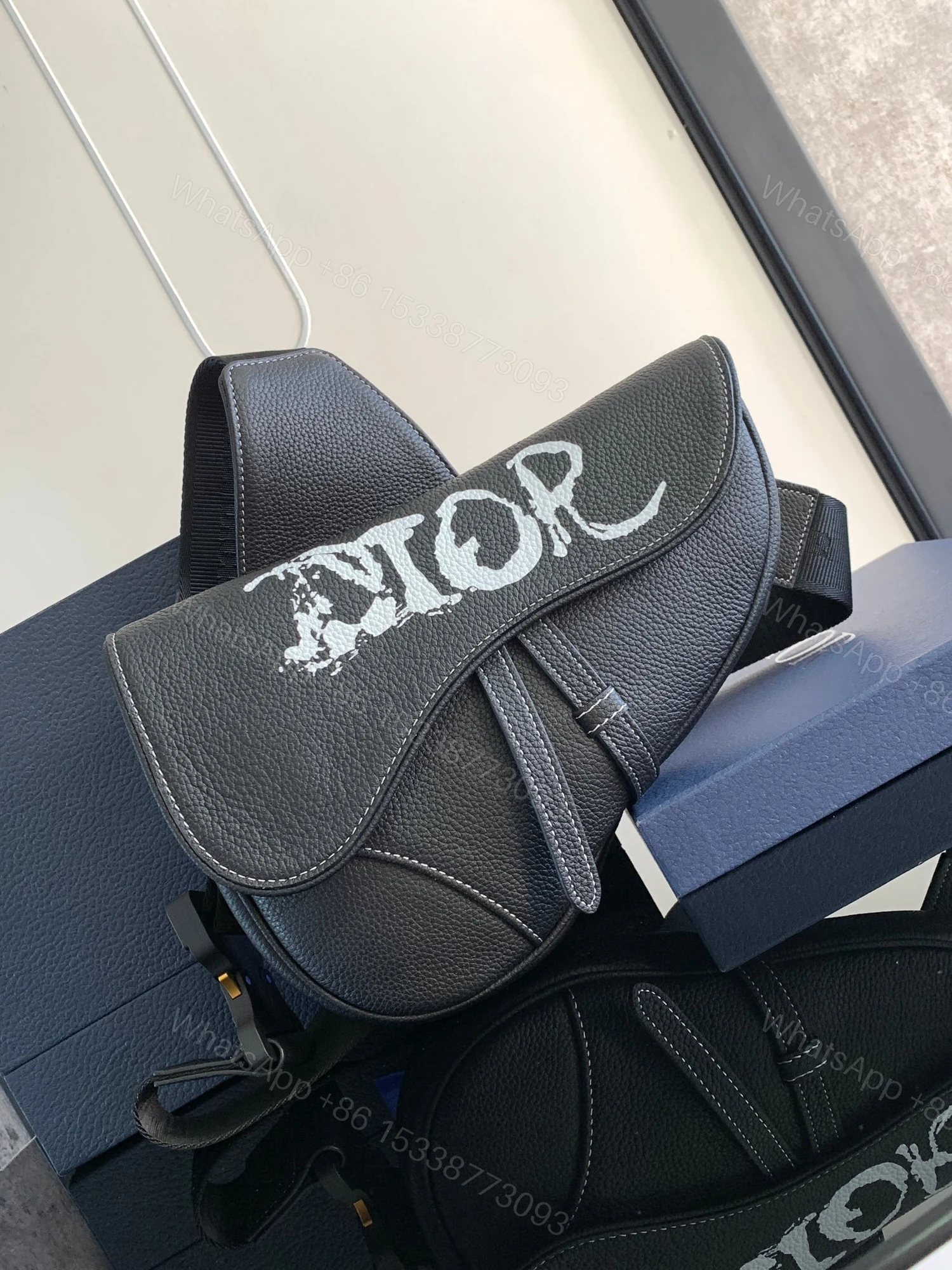 Dior高仿男款素面馬鞍包 全黑設計都會通勤首選 — view 1