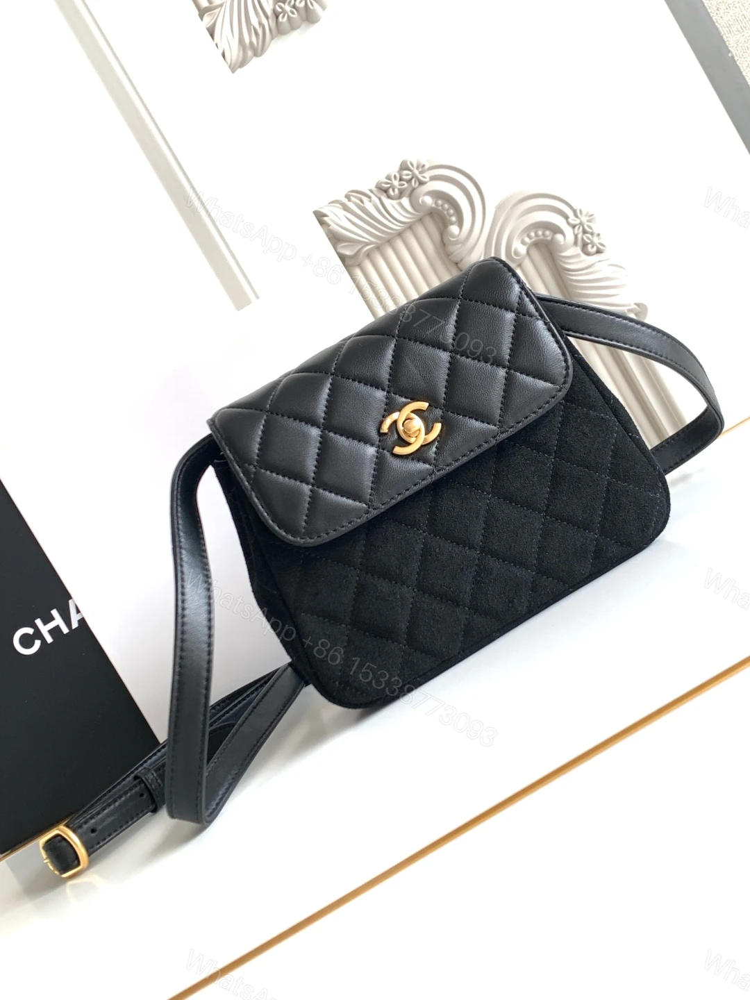 CHANEL 一比一 小號翻蓋黑色斜背包 經典菱格紋金扣設計 — view 1