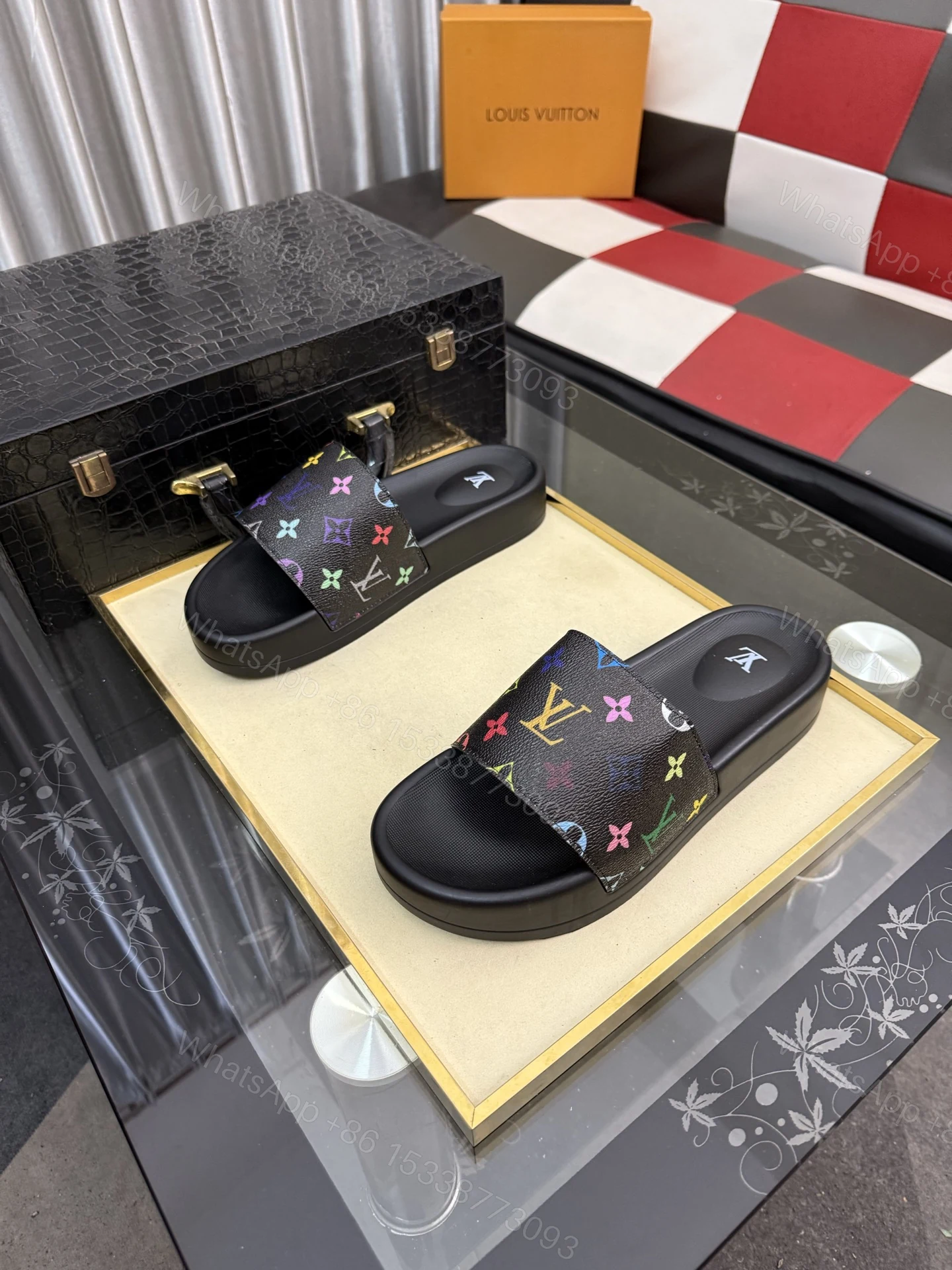 LV 一比一拖鞋 男士黑彩老花設計 彩色Logo時尚防滑一字拖 — view 1