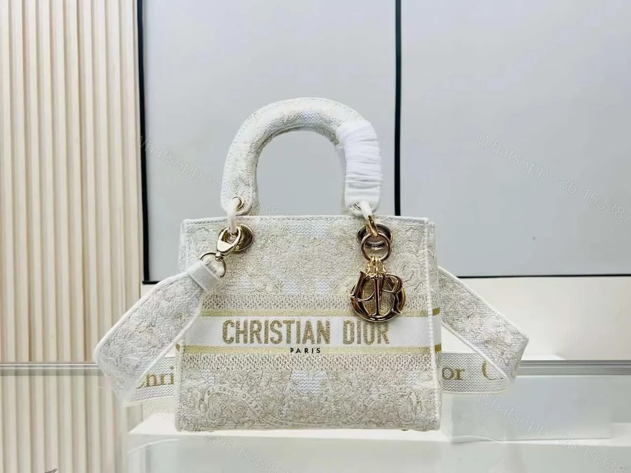 Design MEDIUM LADY D-LITE BAG Gold-Tone and White Butterfly Around The World Embroidery – Dubai Fashion LUX — view 1