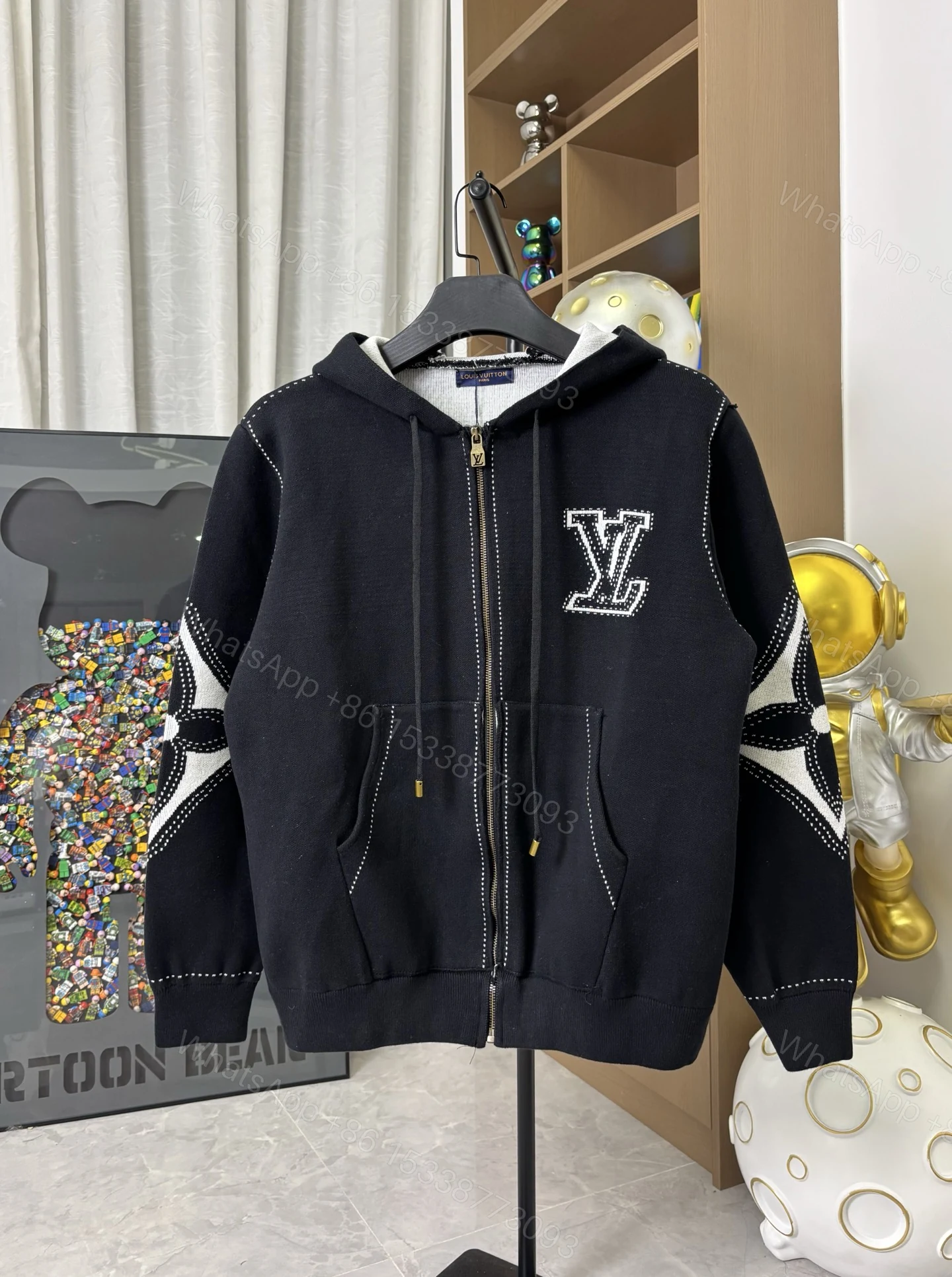 LV 超A貨黑色立體LOGO連帽外套 經典花卉袖設計 — view 1