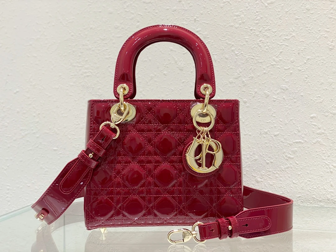 一比一Dior Lady D-Joy酒紅迷你包 漆皮光澤金屬吊飾設計 — view 1