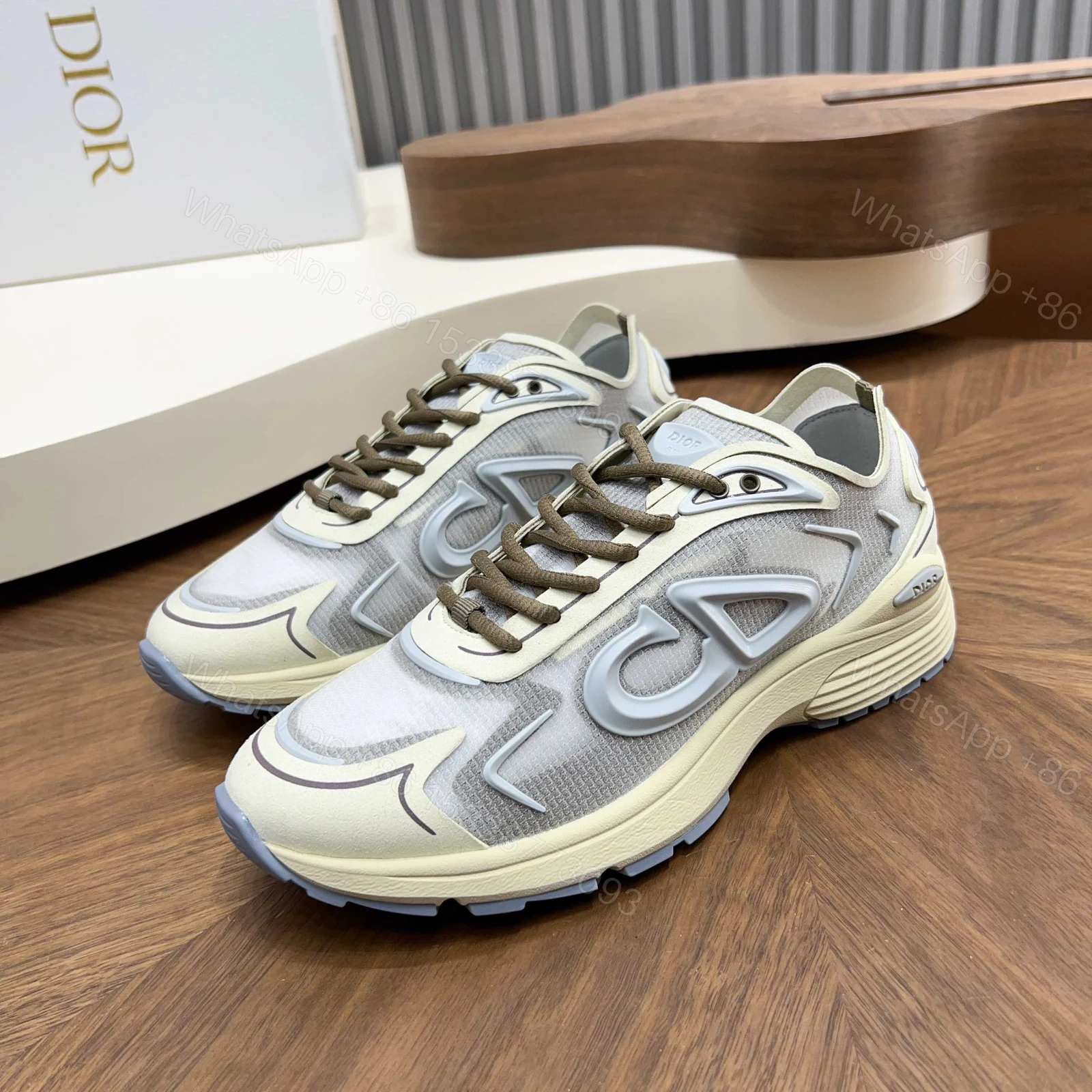 高仿 Dior B30 米灰運動鞋 男款輕量休閒跑鞋 經典立體標誌鞋身 — view 1