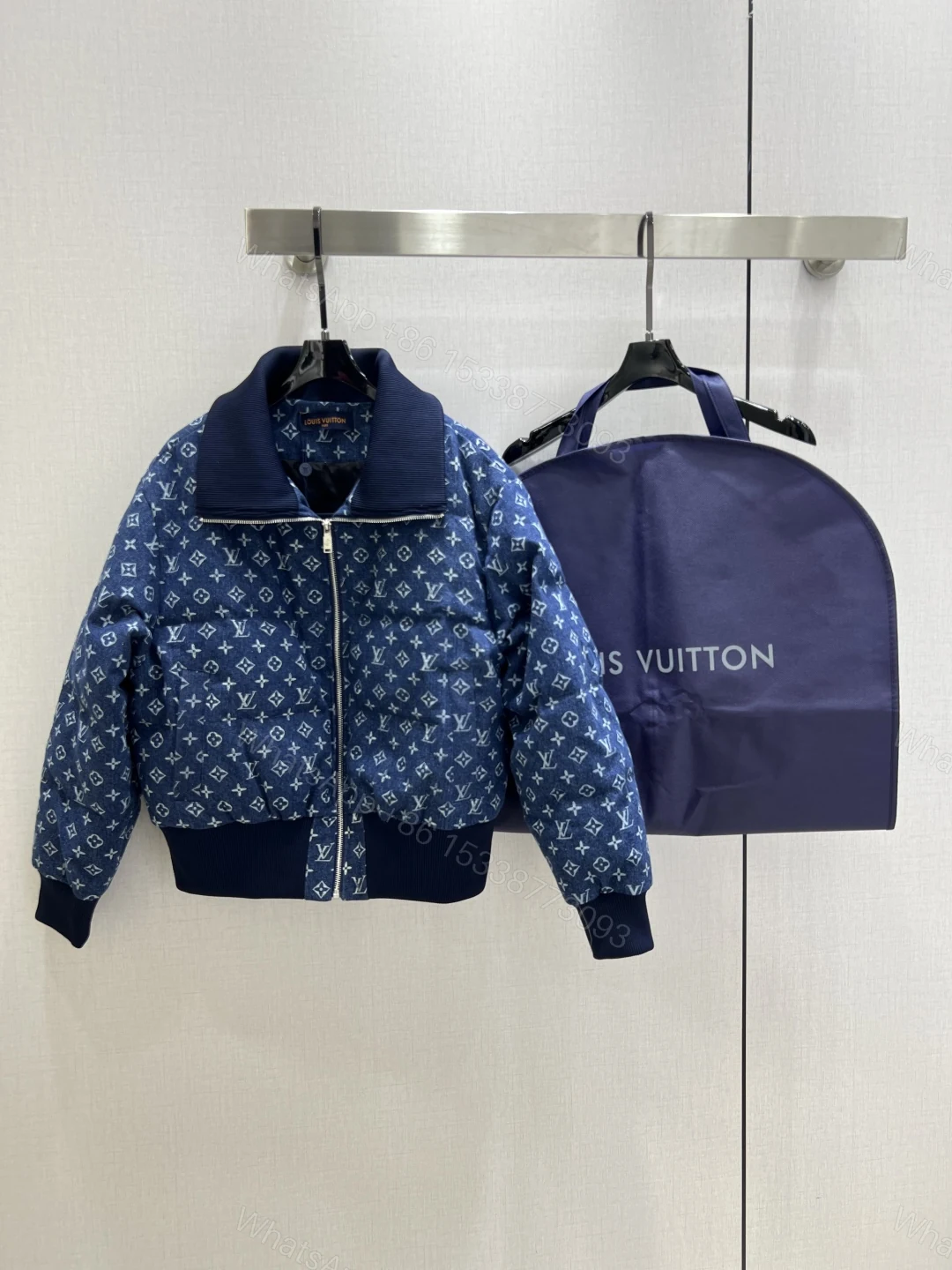 LV 頂級藍色Monogram羽絨外套 經典提花設計 高雅立領保暖款 — view 1