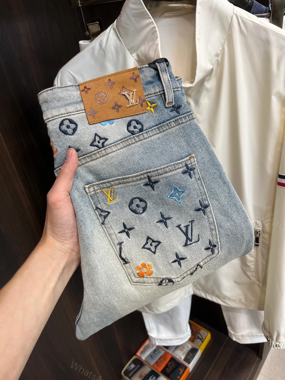 LV高仿牛仔褲彩色刺繡Monogram設計潮流混搭款 — view 1