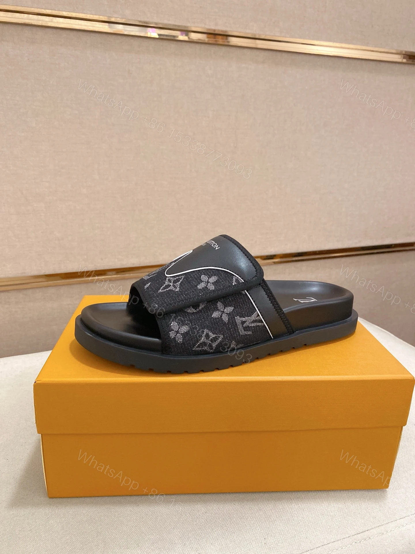 LV A貨 男款 Monogram拖鞋 黑色簡約拉鍊休閒款 — view 1