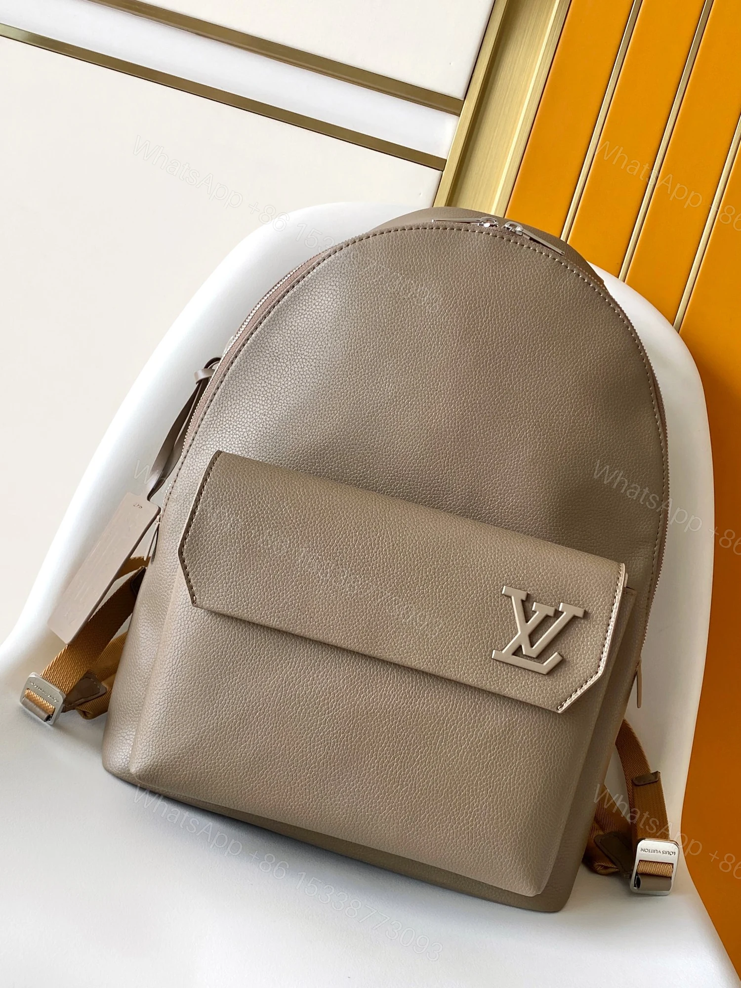 LV 高仿灰褐色雙肩包 百搭簡約實用款式 — view 1
