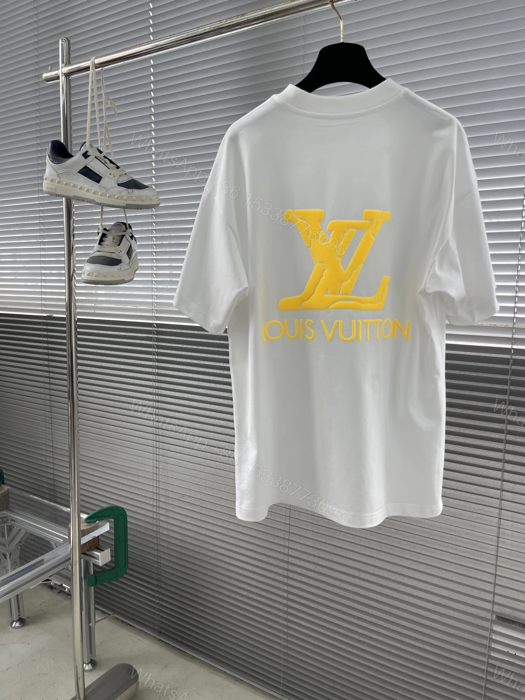 LV一比一短袖上衣 黃色壓紋LOGO白T 百搭亮眼設計 — view 1