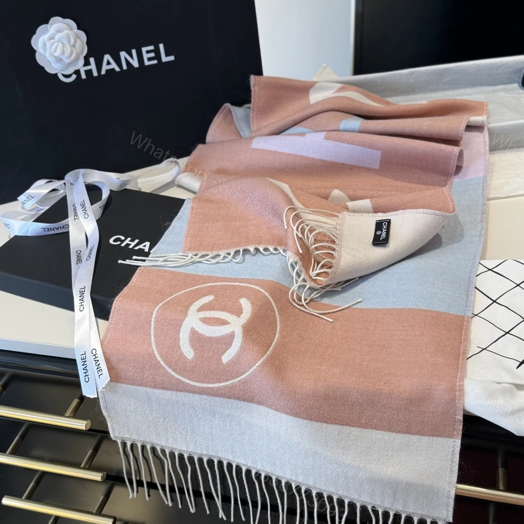 Chanel 高仿拼色雙C圍巾 米粉撞色條紋設計 柔和時尚配件 — view 1