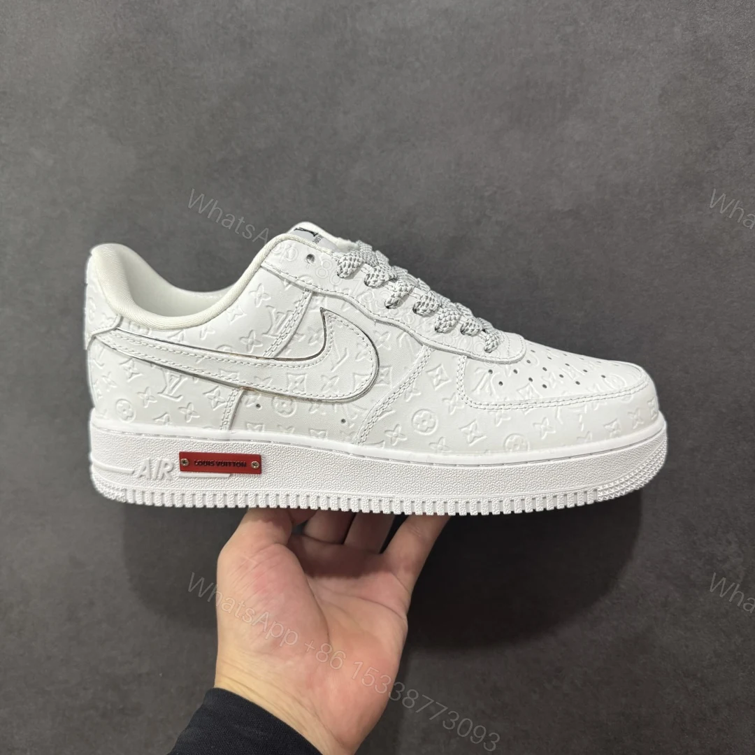 LV 高仿 白色壓花運動鞋 AF1低幫經典百搭款 — view 1