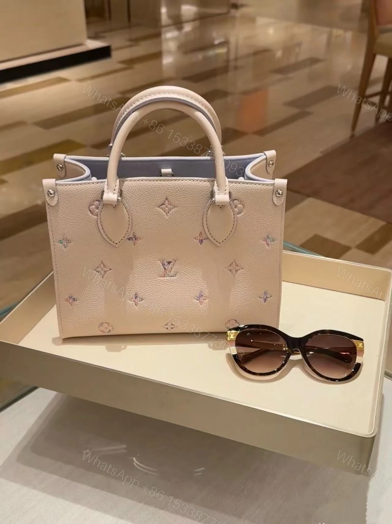 LV 原單 OnTheGo 迷你托特包 米白壓紋手提包 — view 1