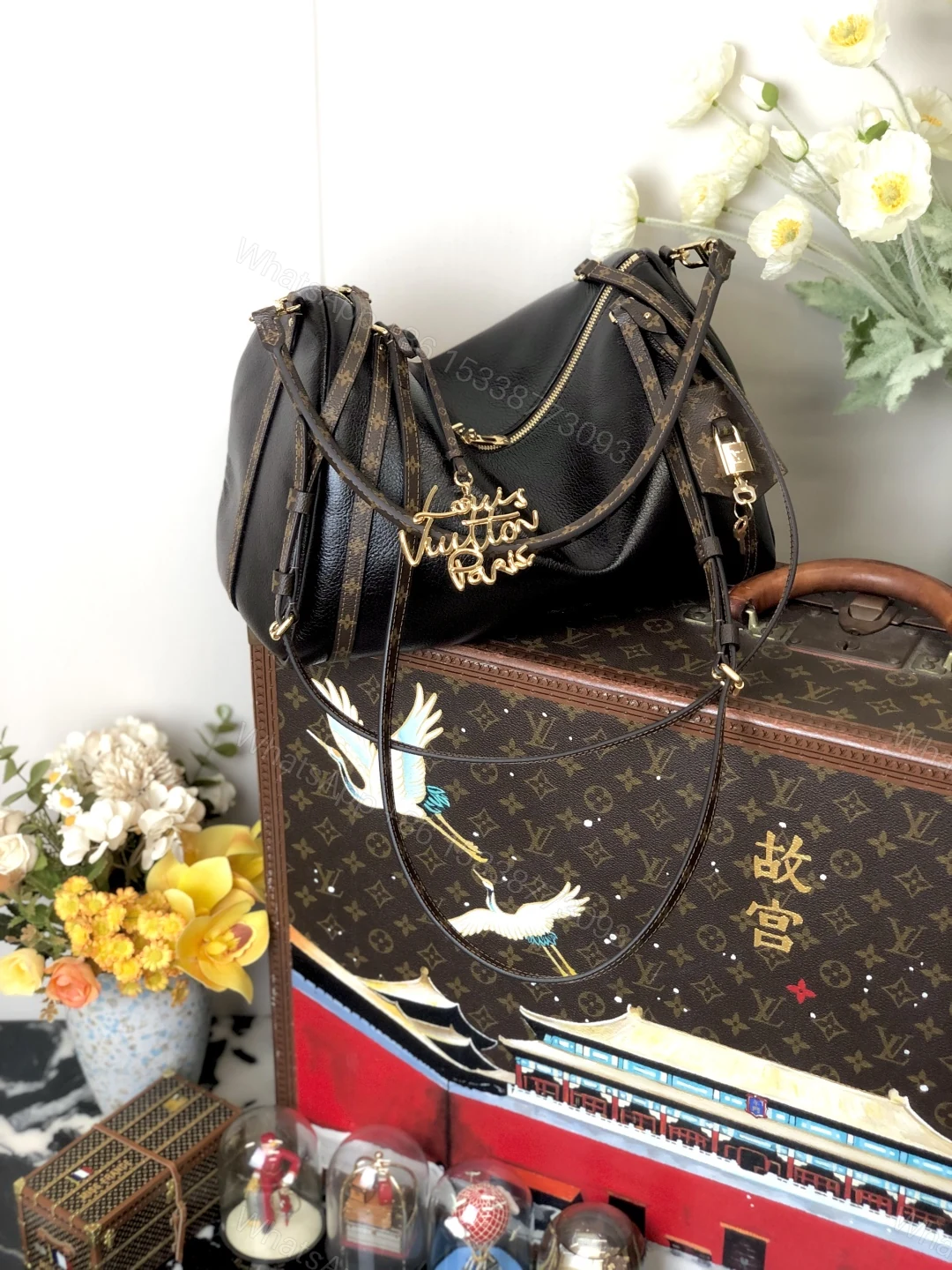 LV 原單 黑色軟皮相機包 Monogram肩帶 — view 1