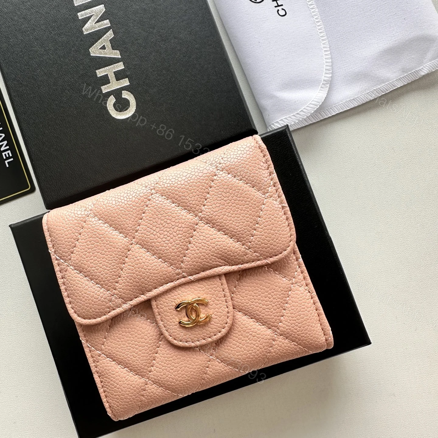 CHANEL 高仿三折短夾 女士裸粉荔枝皮 小巧金LOGO設計款 — view 1