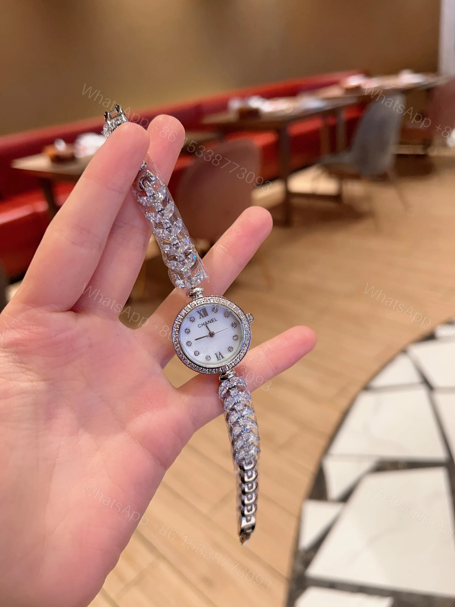 CHANEL Première鑽鏈原單圓形女錶 白貝母鑽圈奢華款 — view 1