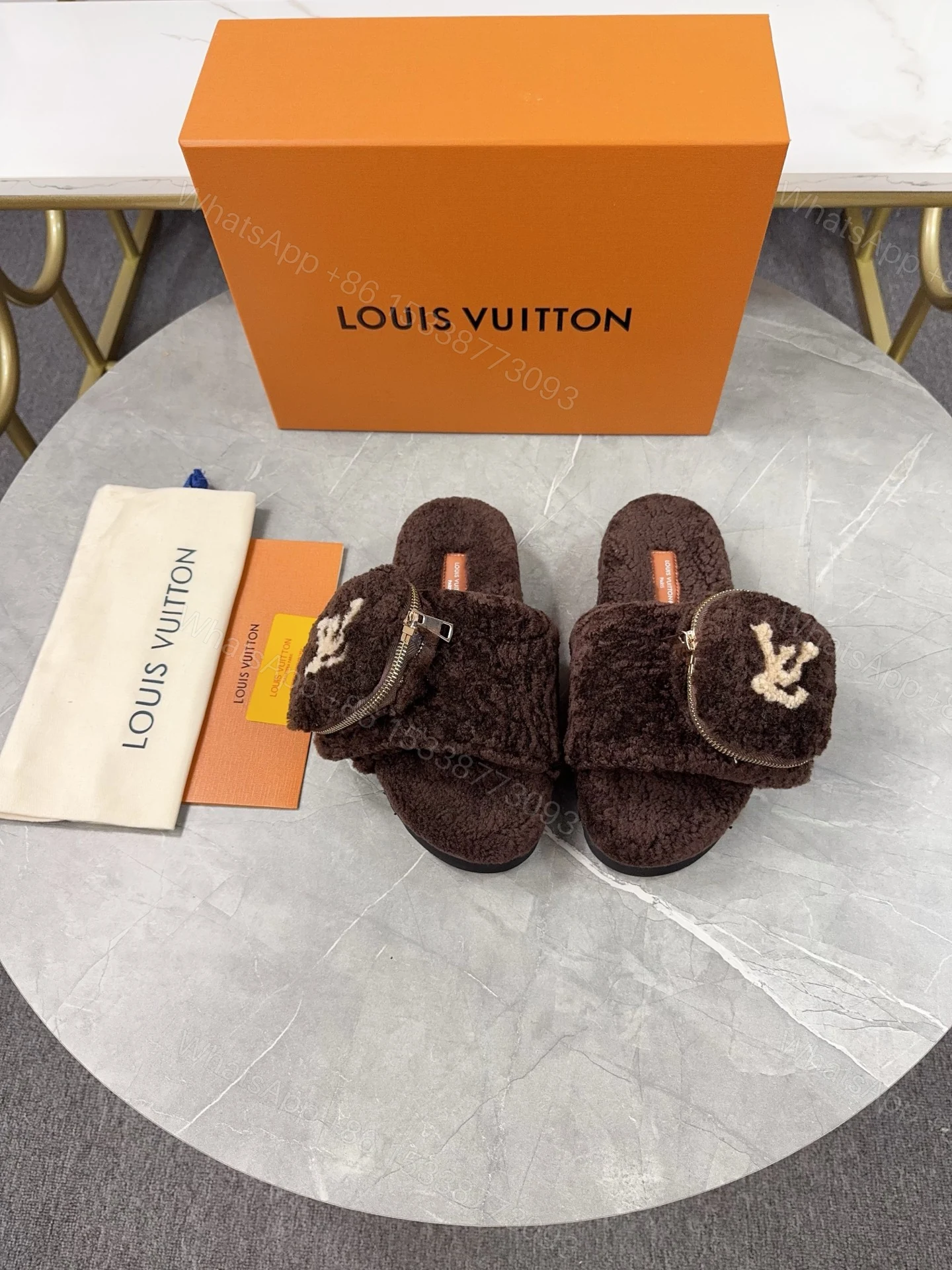 LV 高仿毛絨拖鞋 深棕小口袋設計休閒款 — view 1