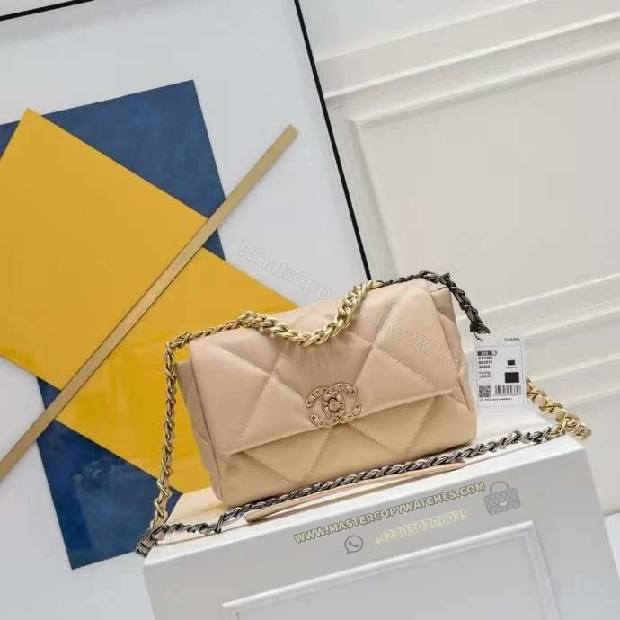 Chanel 19 Flap Bag Beige — view 1
