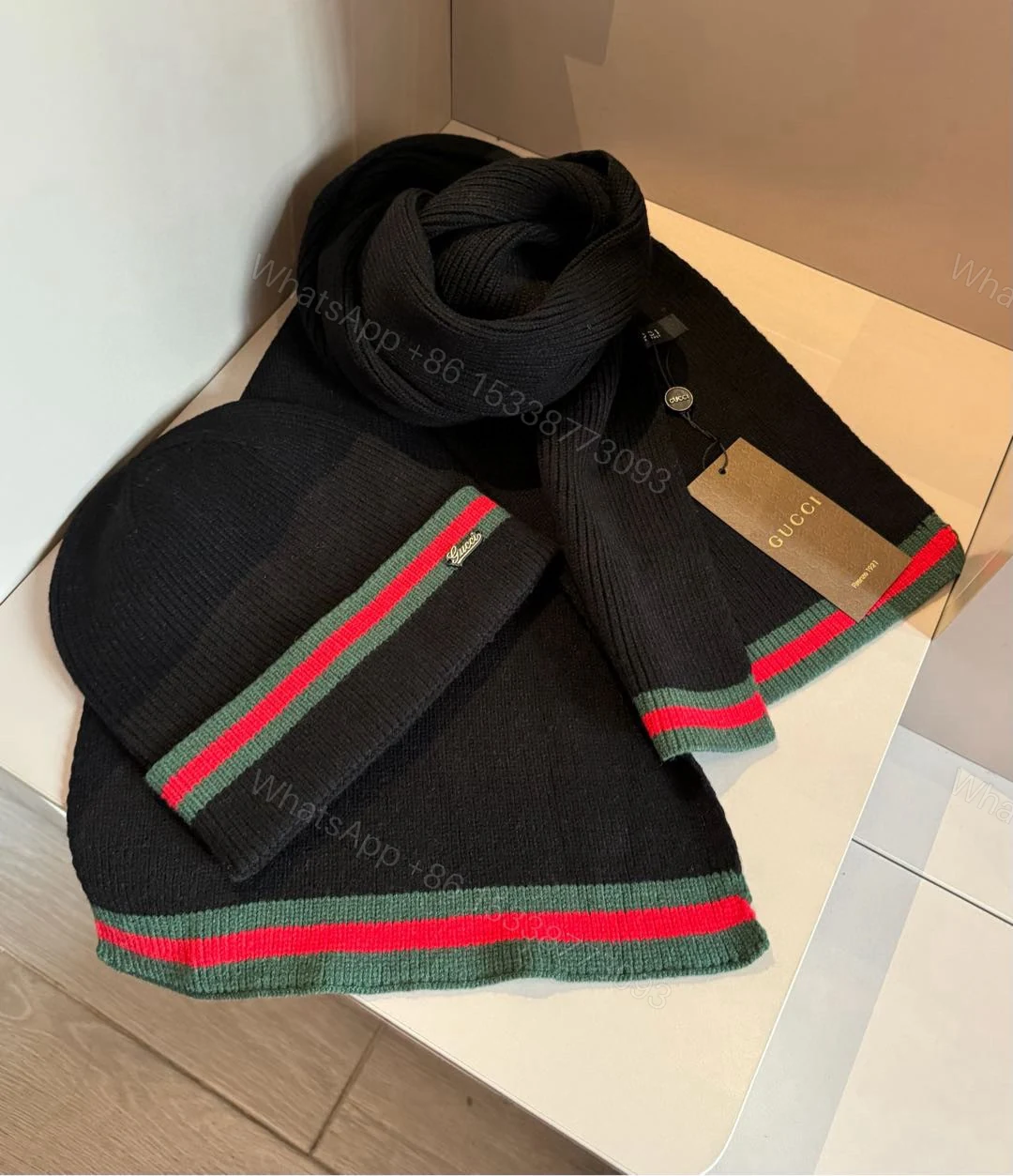 Gucci 原單毛帽圍巾組 黑底紅綠條紋 經典百搭雙件組 — view 1