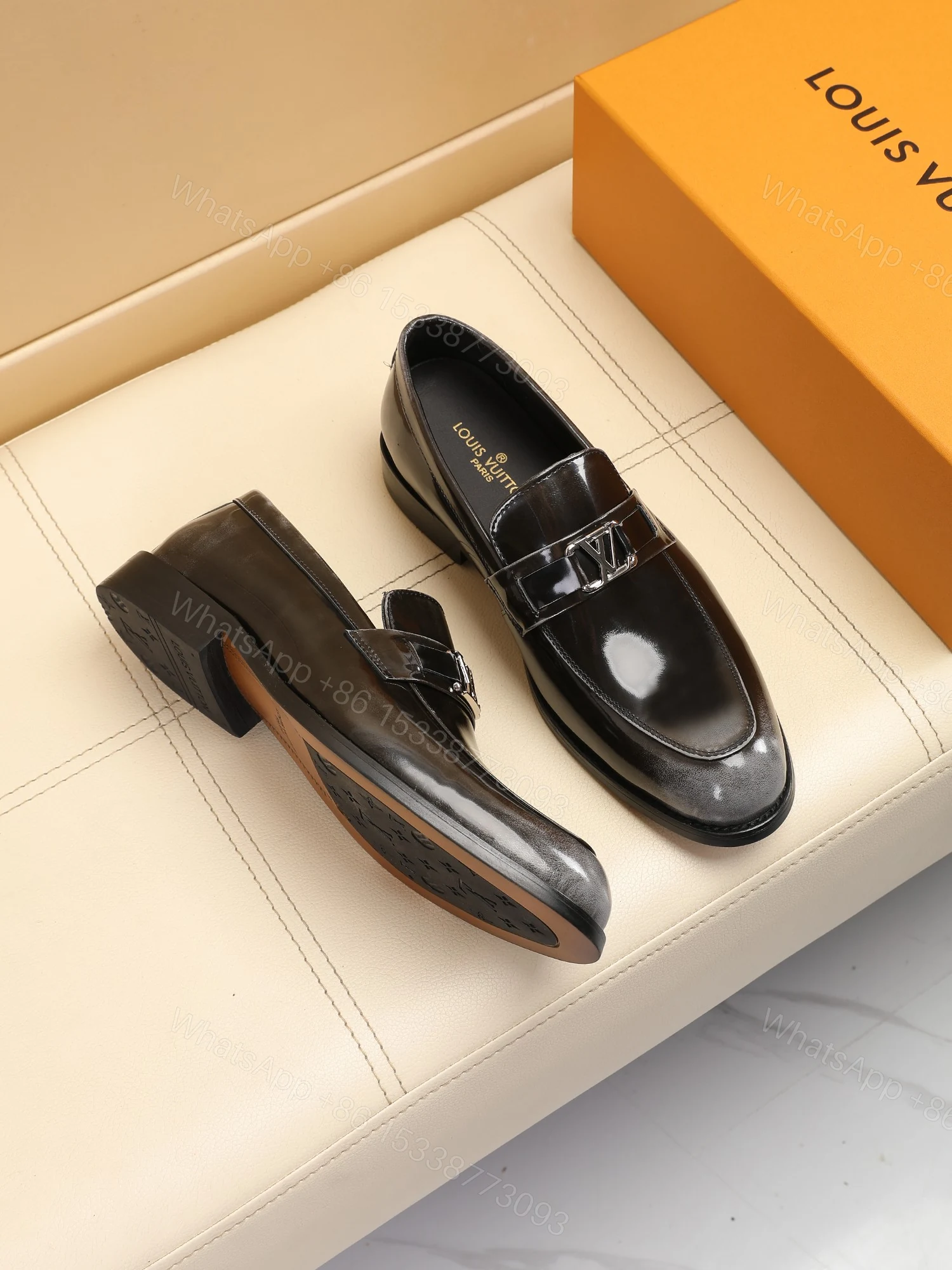 LV 精品仿製漸層黑色樂福鞋 金屬Logo雅痞紳士風款 — view 1