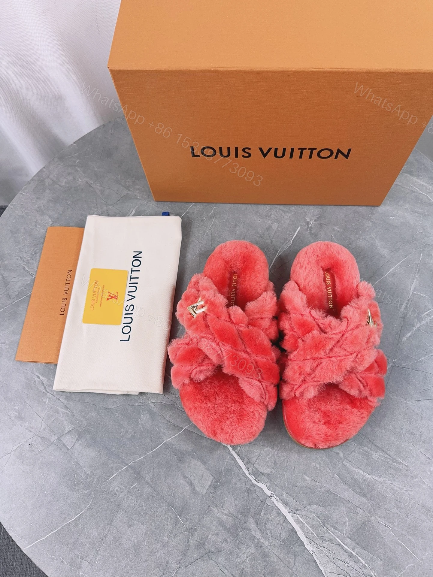 LV 一比一毛絨交叉拖鞋 紅色舒適款 — view 1