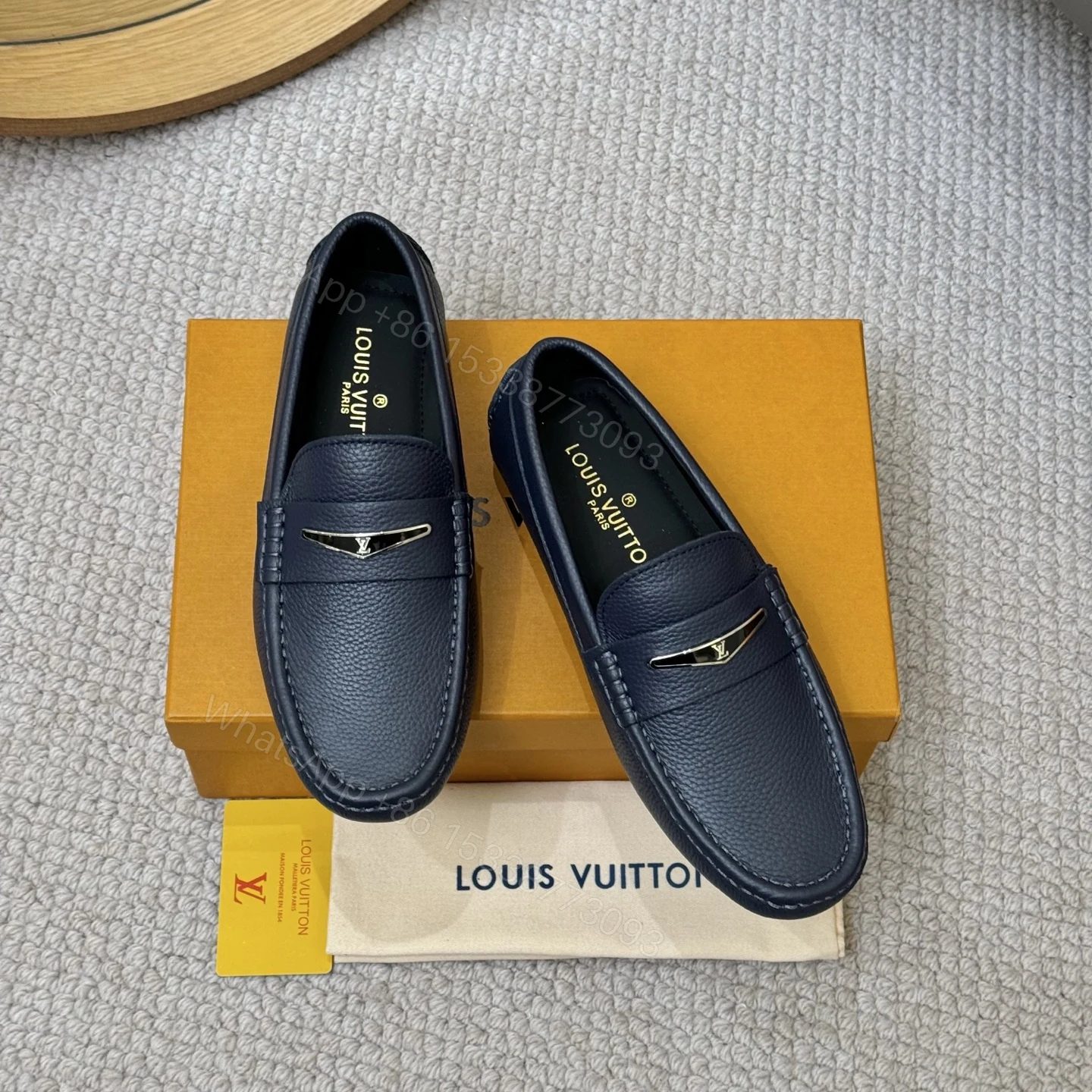 LV 一比一深藍色豆豆鞋 金屬飾條壓紋款 都會沉穩風格 — view 1
