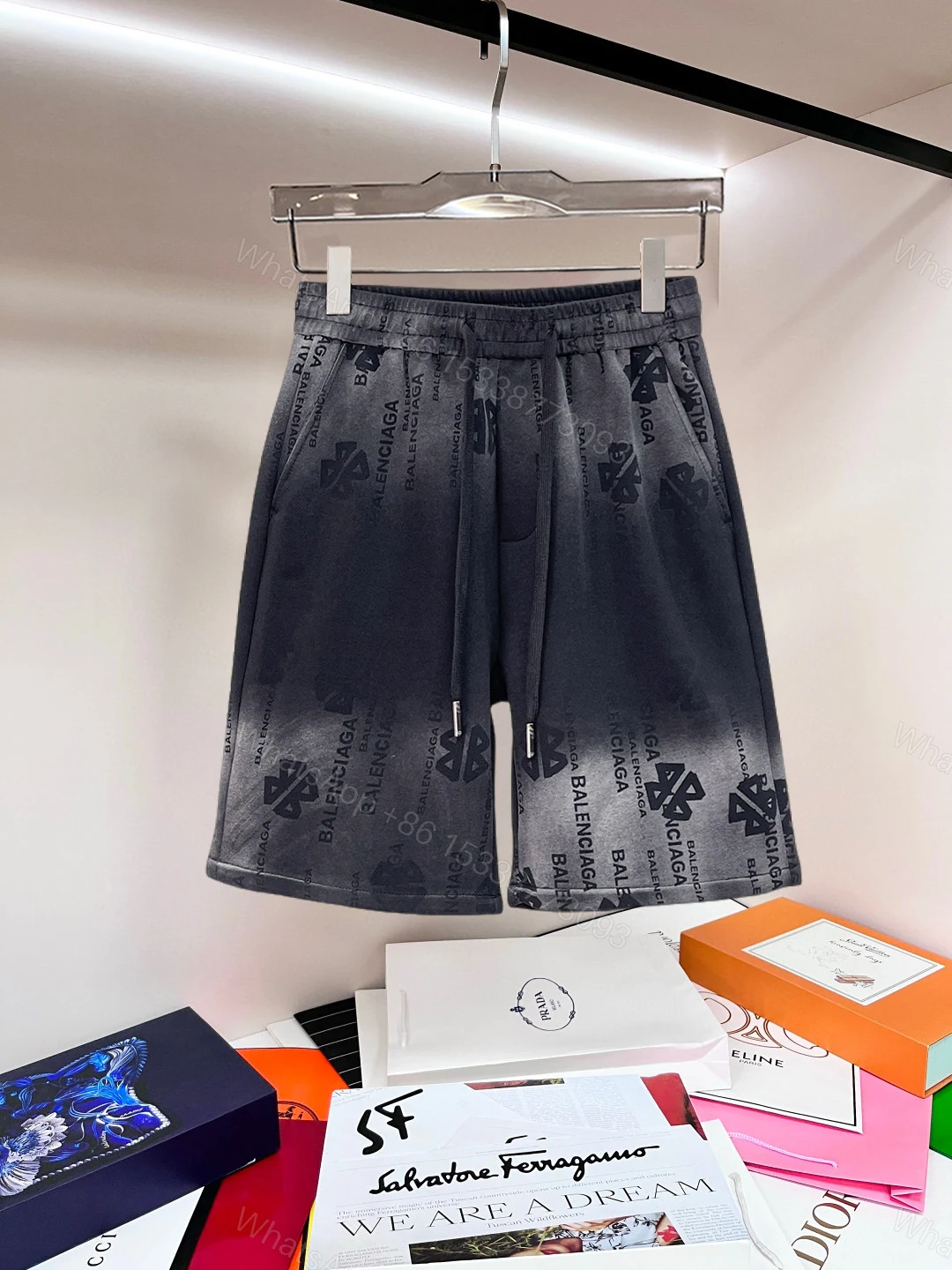 Balenciaga A貨 男款短褲 滿版字母印花 寬鬆街頭風 — view 1