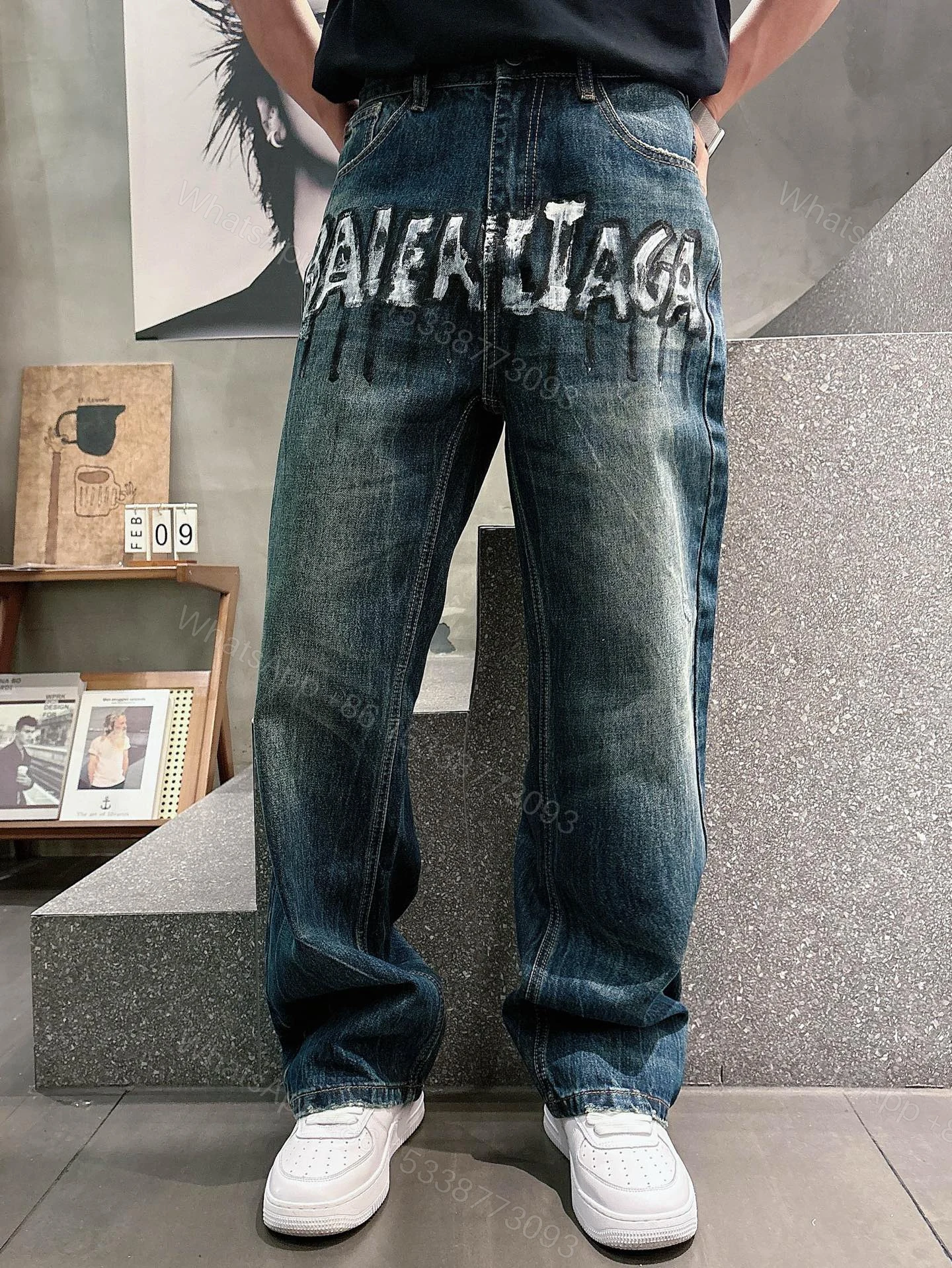 Balenciaga一比一男士牛仔長褲背面塗鴉字母設計街頭寬鬆款 — view 1