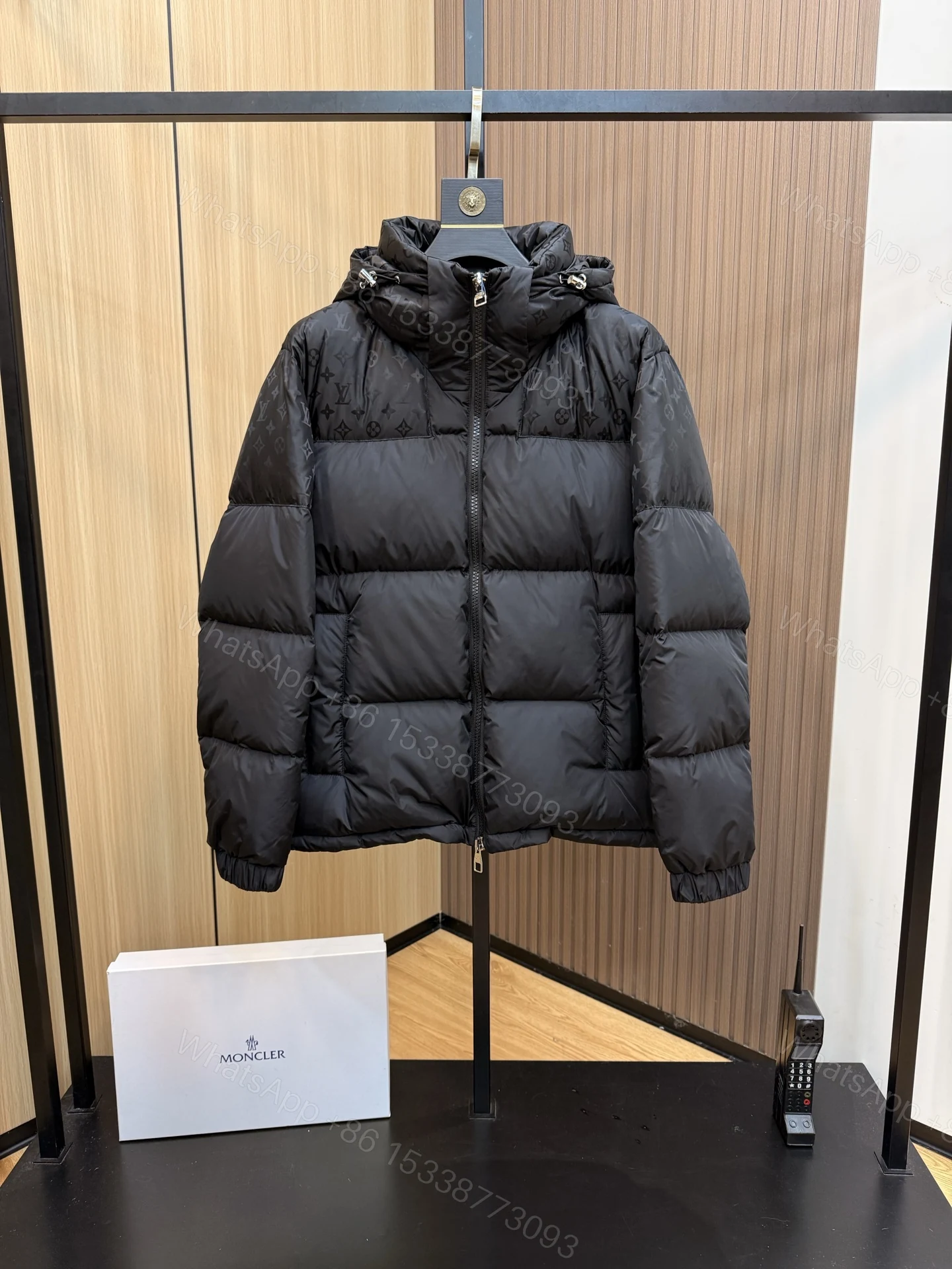LV原廠工藝黑色Monogram羽絨外套 男士冬季立領連帽夾克 — view 1