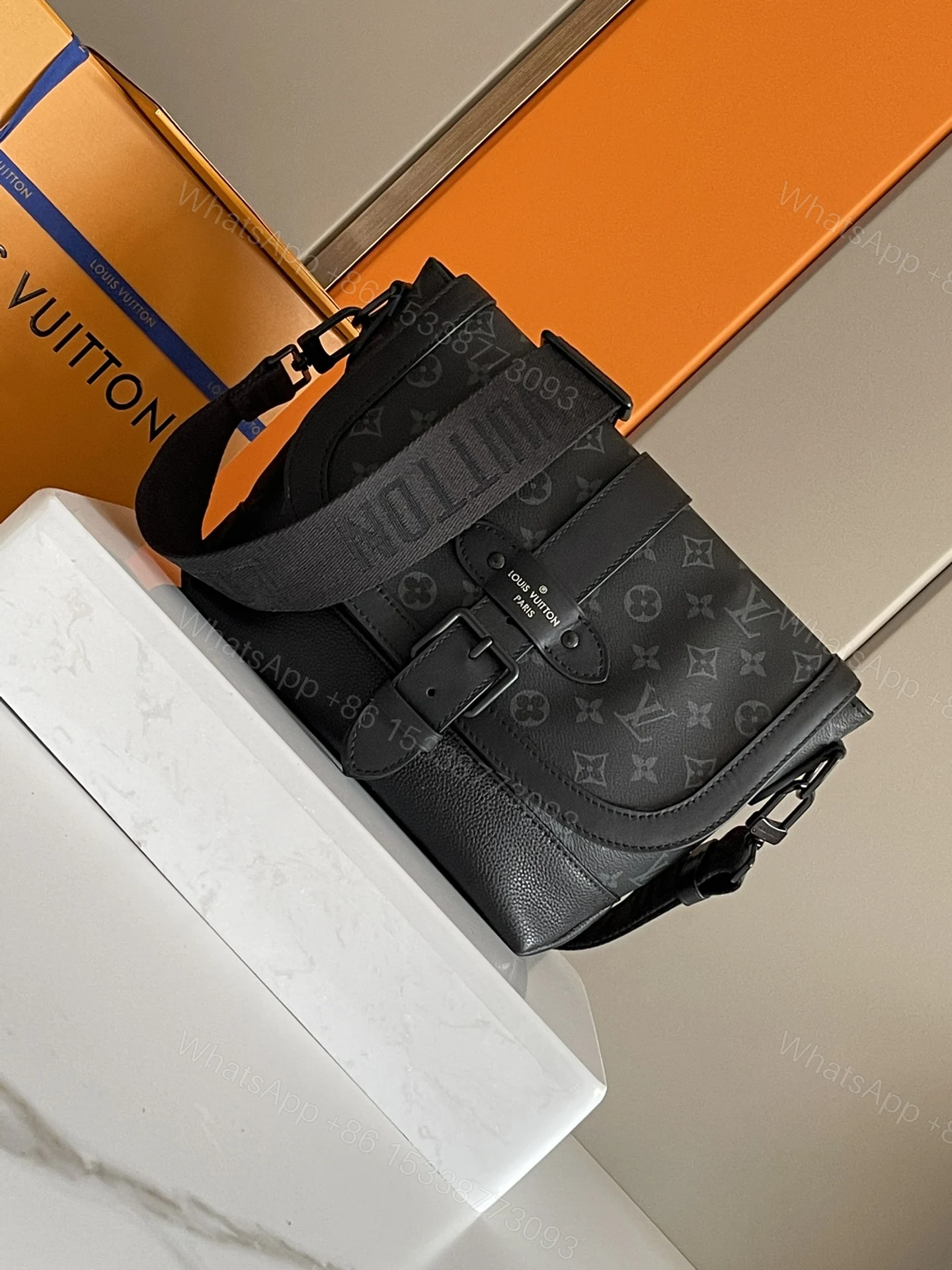 LV 高仿郵差包 M45911 黑色Monogram帆布 經典男用單肩包 — view 1